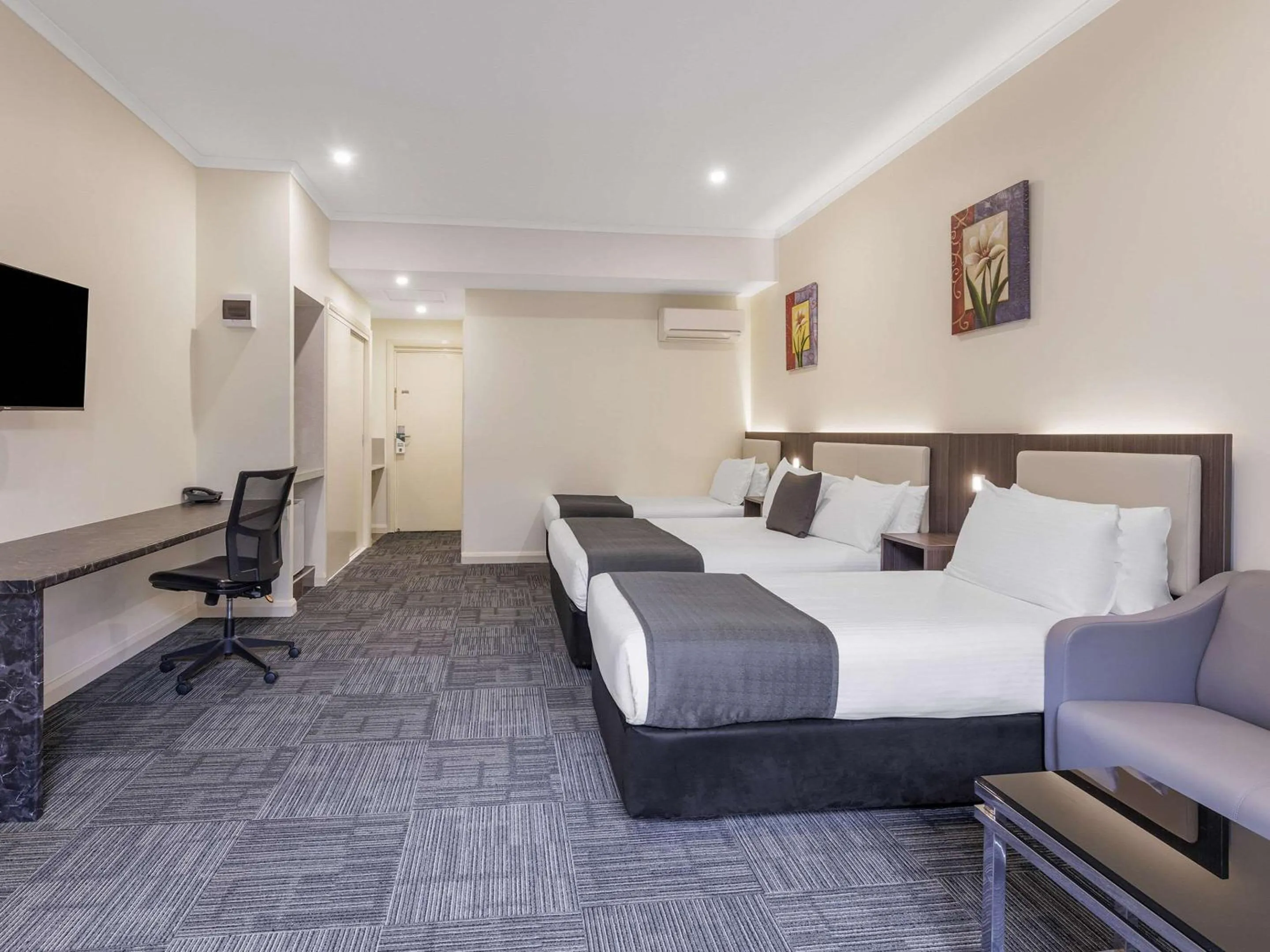 Bedroom, Bed in Quality Hotel Melbourne Airport