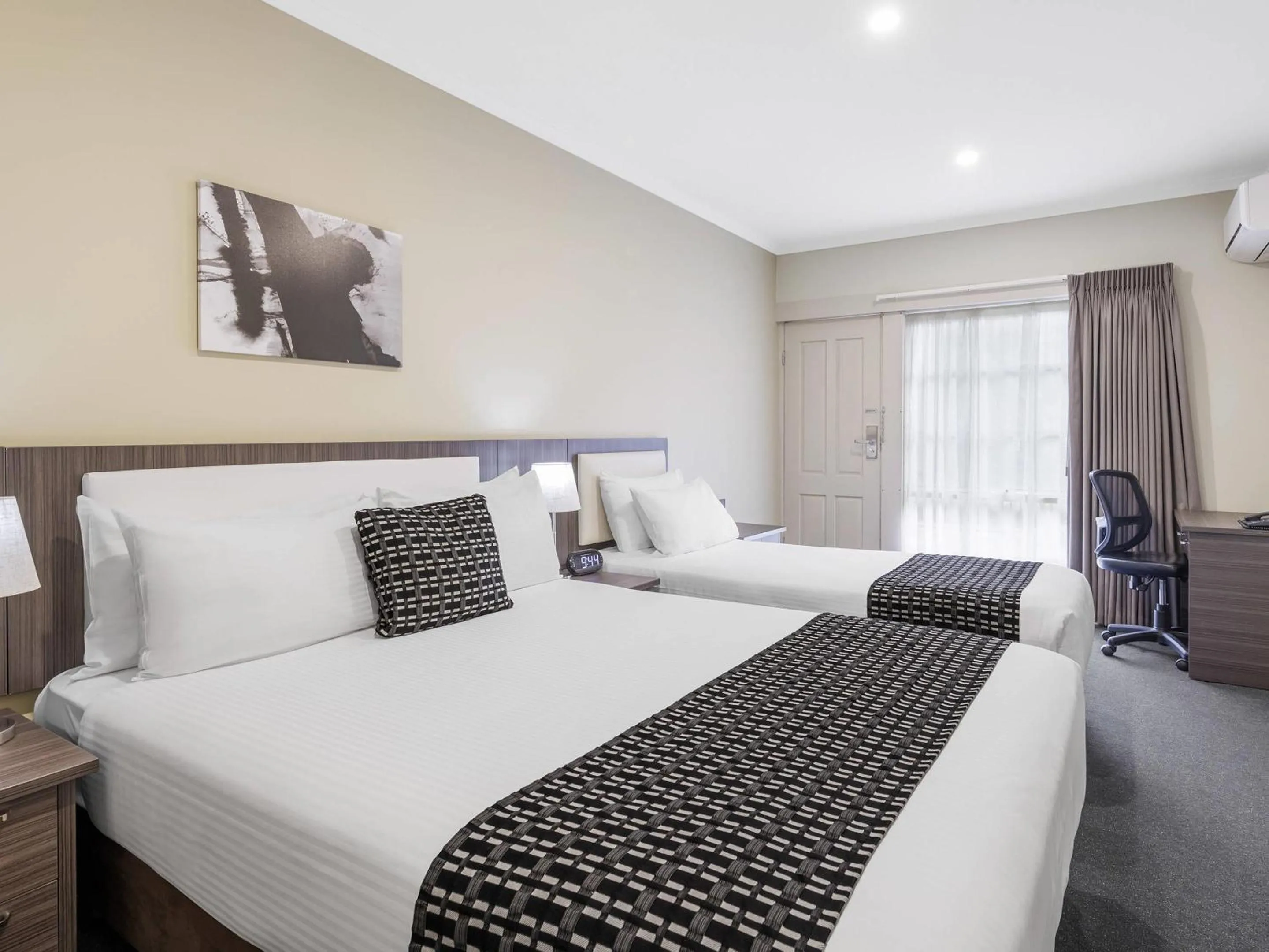 Bedroom, Bed in Quality Hotel Melbourne Airport