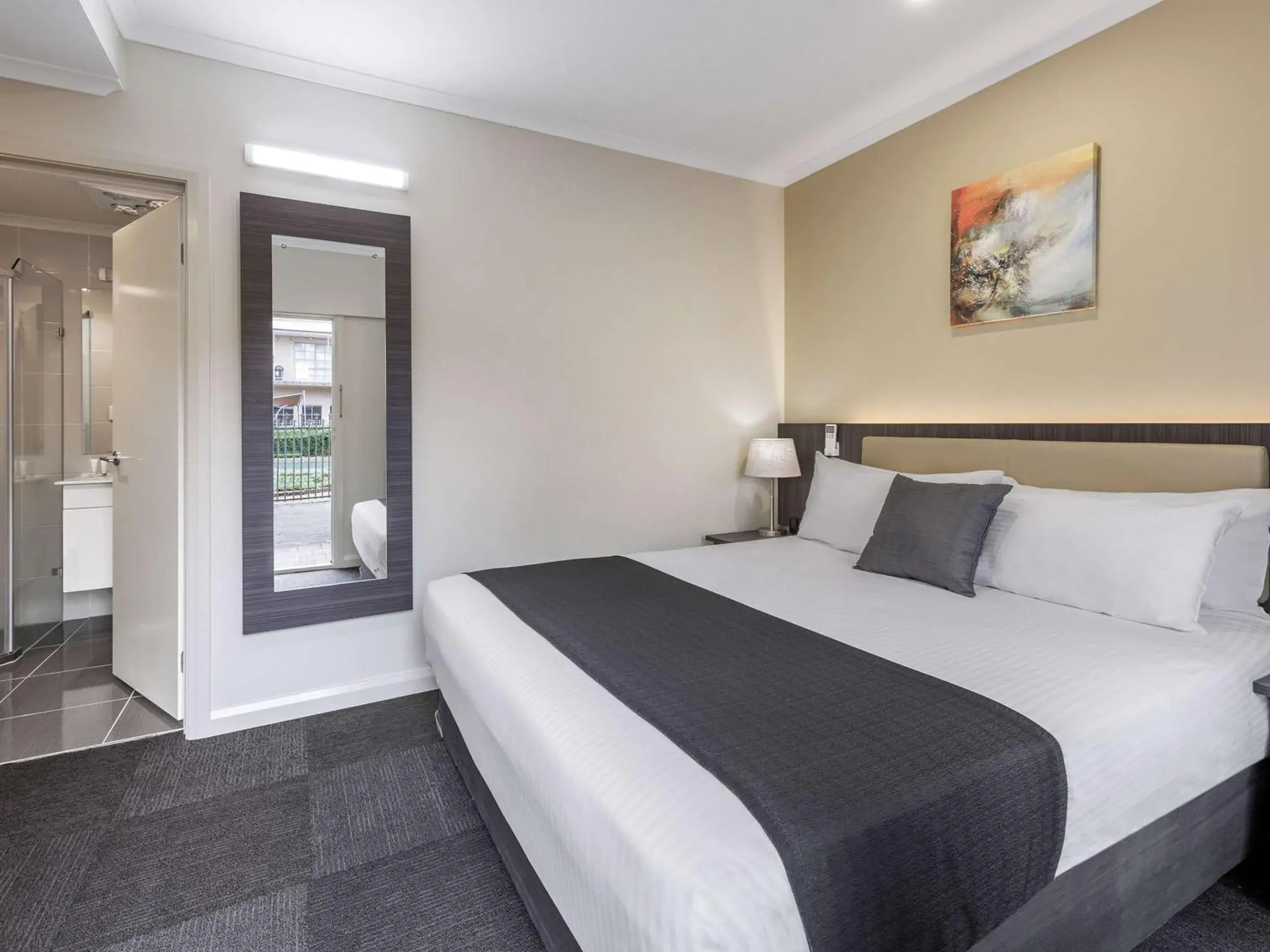 Bedroom, Bed in Quality Hotel Melbourne Airport Bedroom, Bed in Quality Hotel Melbourne Airport