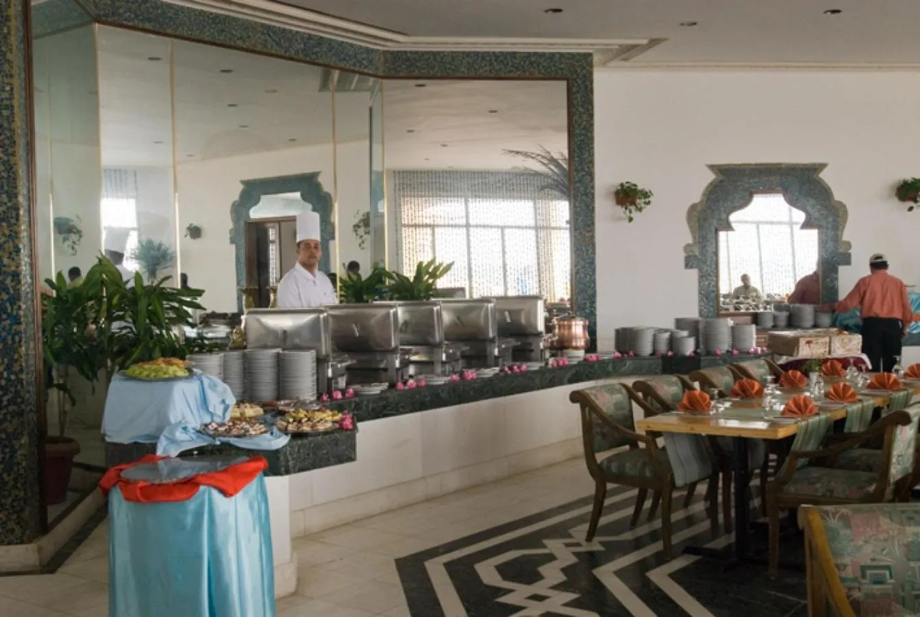 Restaurant/places to eat in Retac El Arish