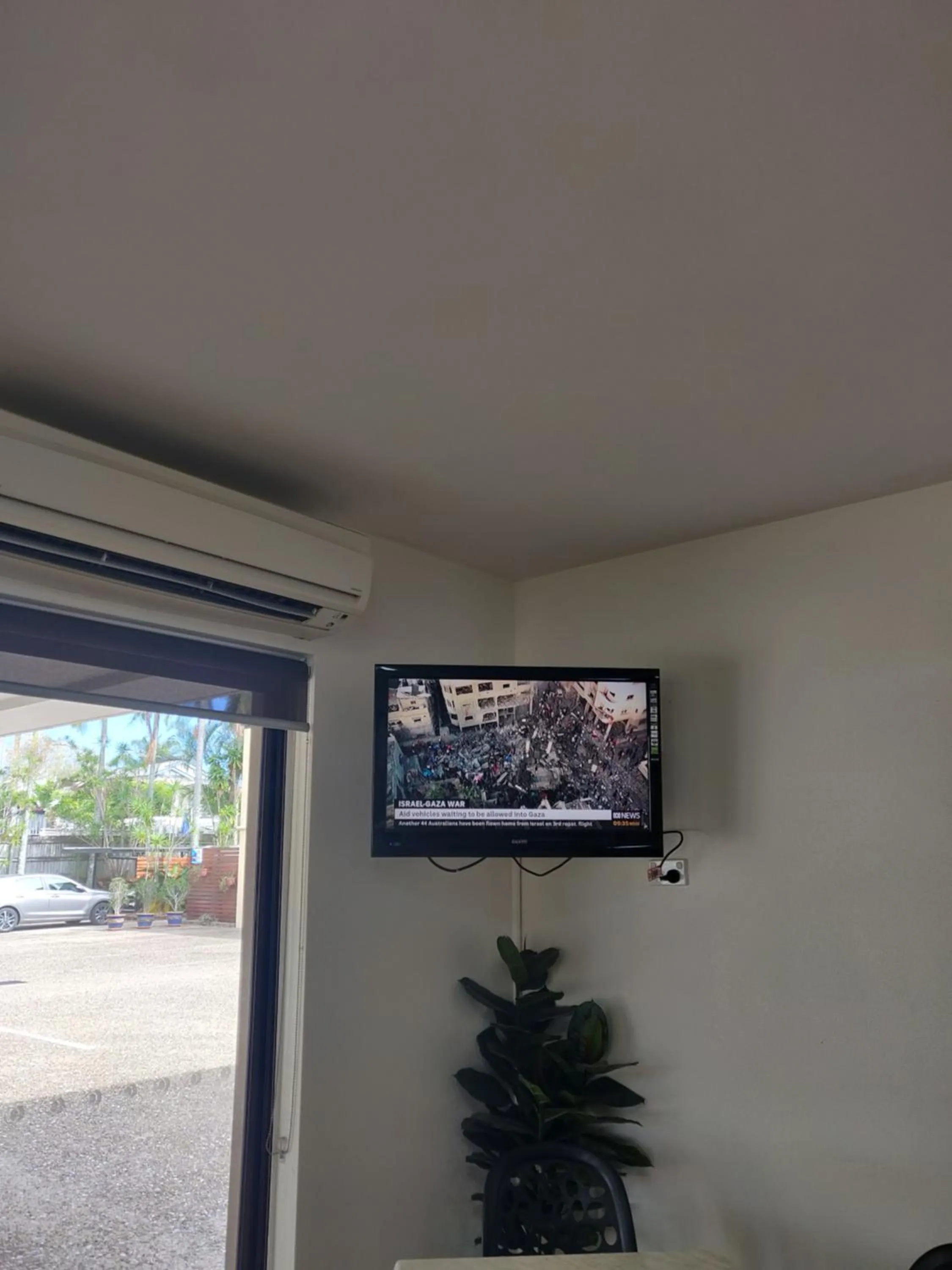 Communal lounge/ TV room in Best Western Airport 85 Motel