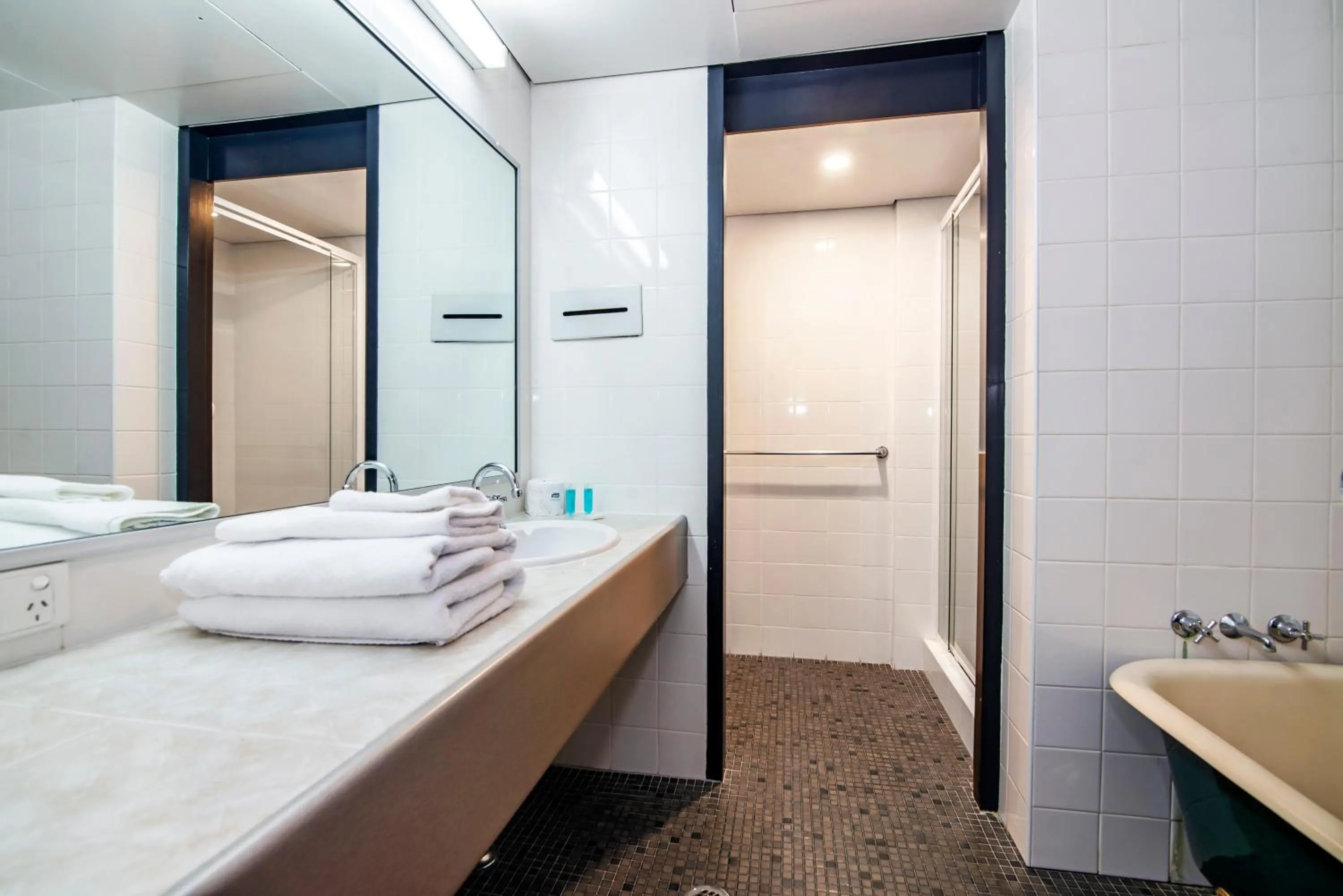 Bathroom, Bed in Ridge Apartment Hotel
