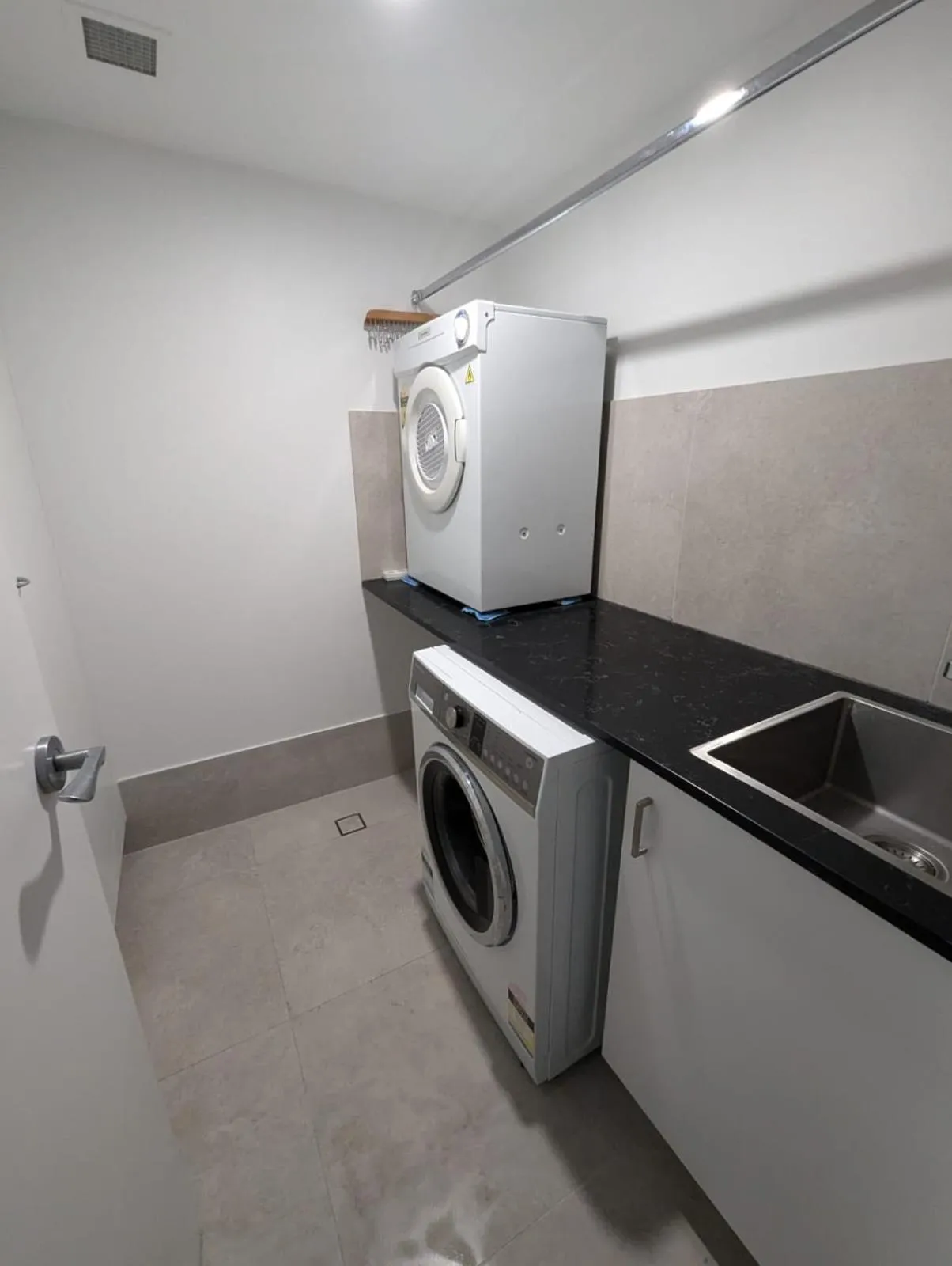 washing machine in Ridge Apartment Hotel