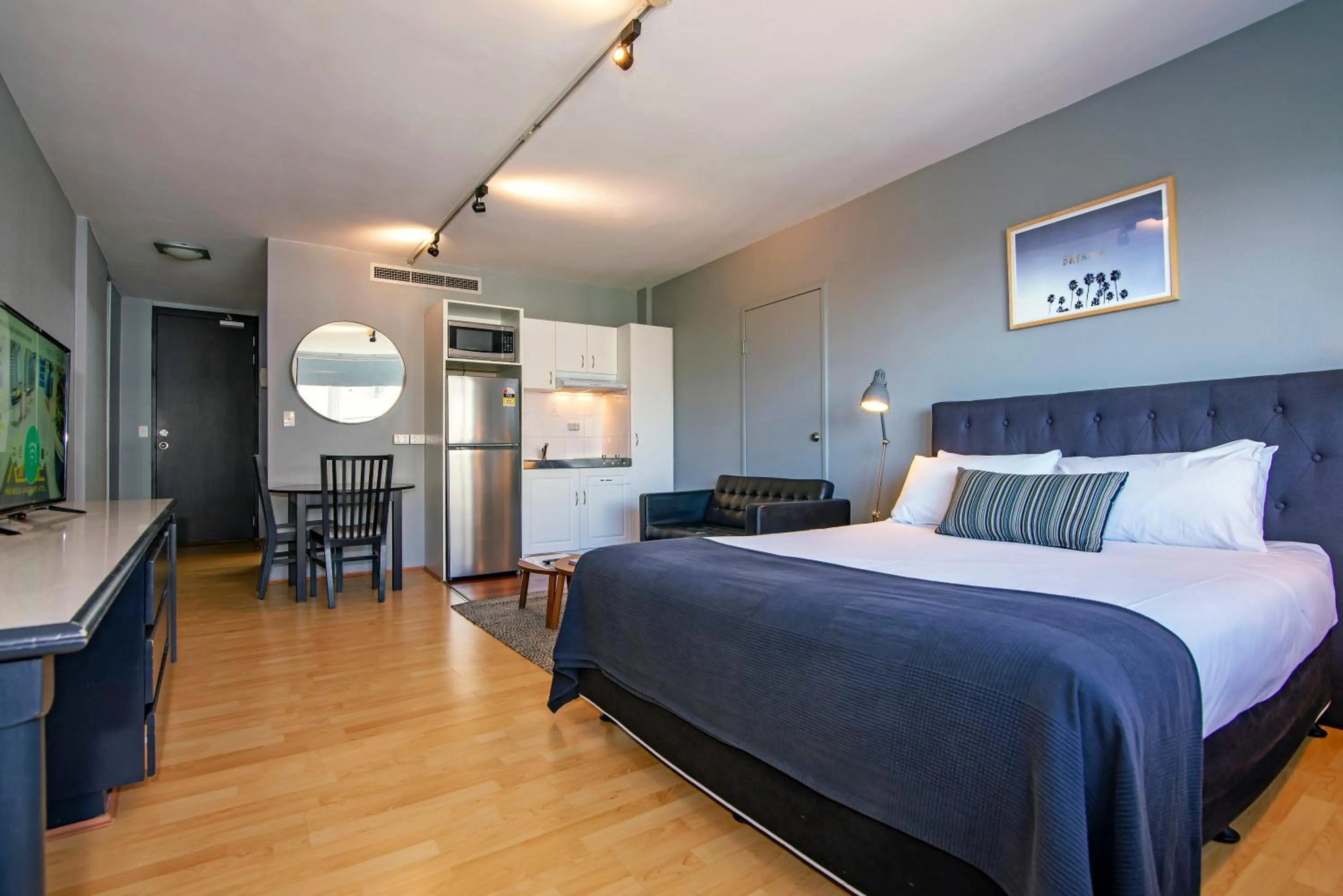 Kitchen or kitchenette, Bed in Ridge Apartment Hotel