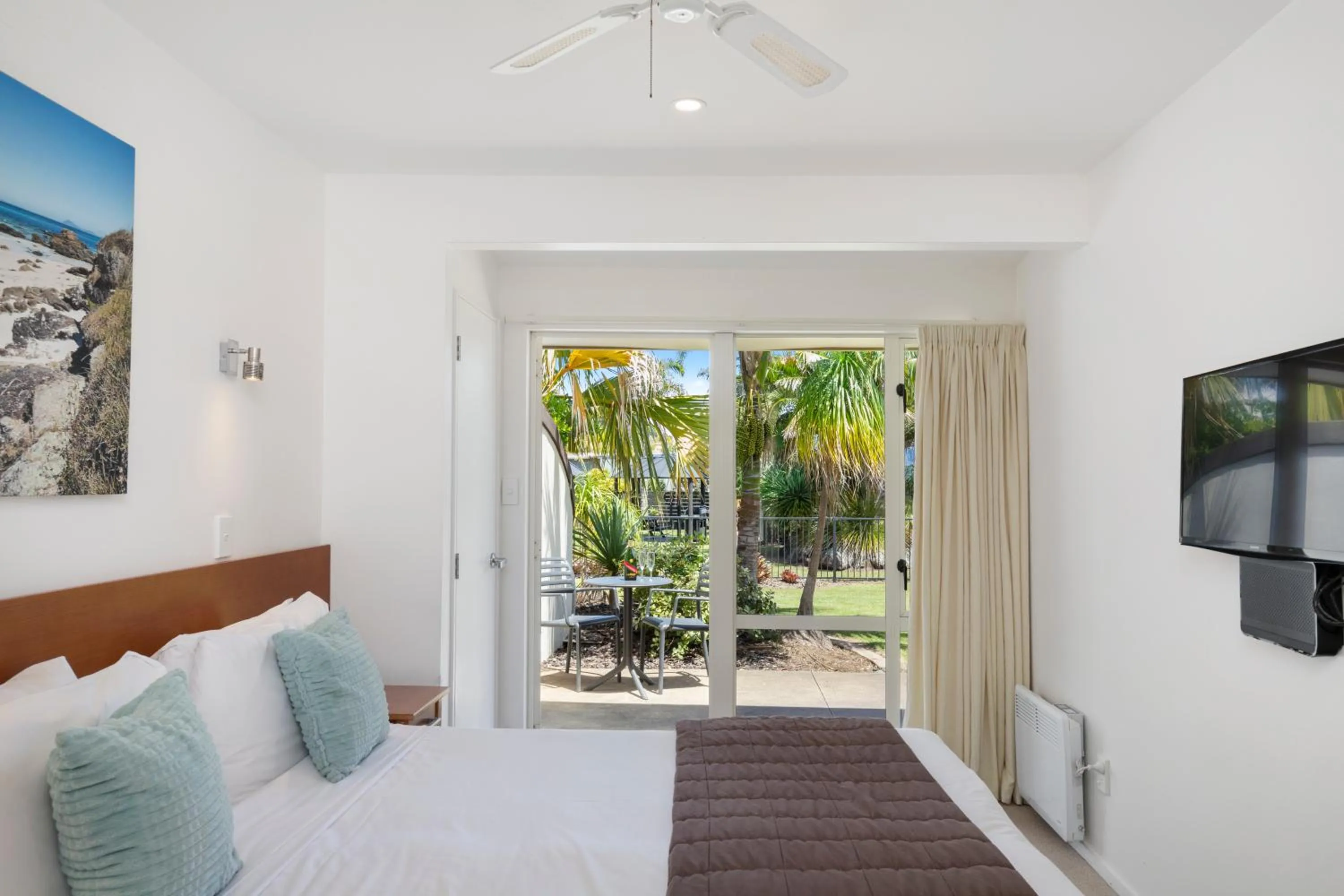 Patio, Bed in Taipa Beach Resort