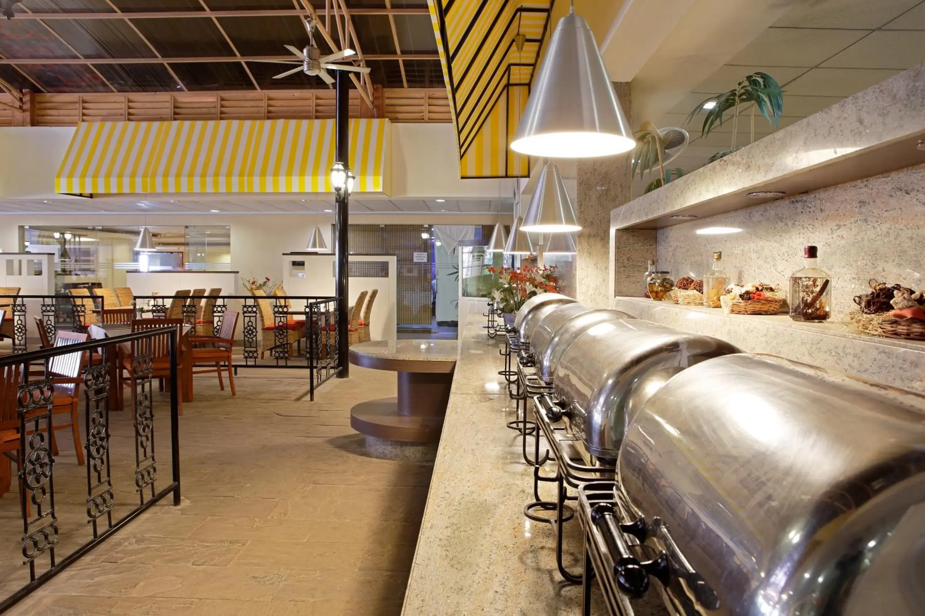 Restaurant/places to eat in Evoma Restaurant/places to eat in Evoma