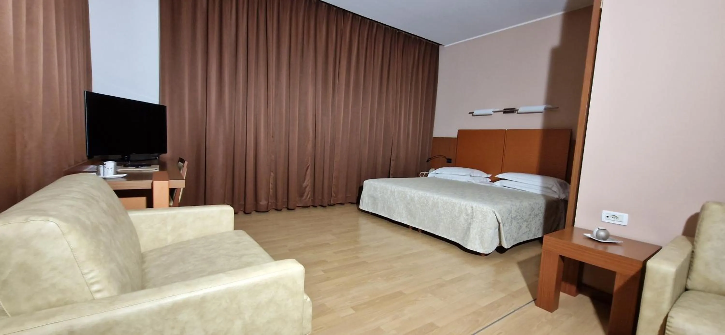 Photo of the whole room, Bed in Bella Italia Palace Hotel
