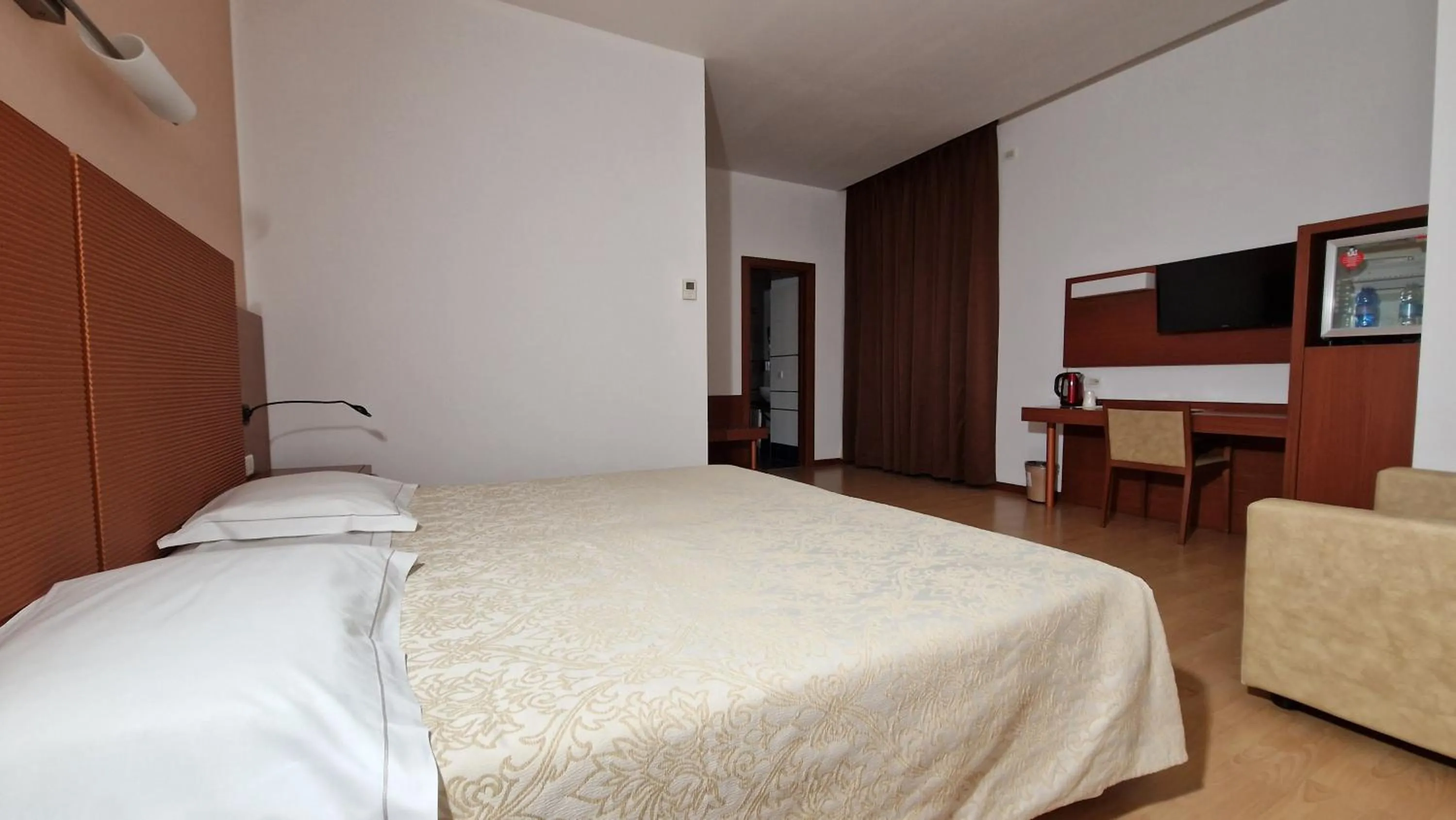 Bedroom, Bed in Bella Italia Palace Hotel