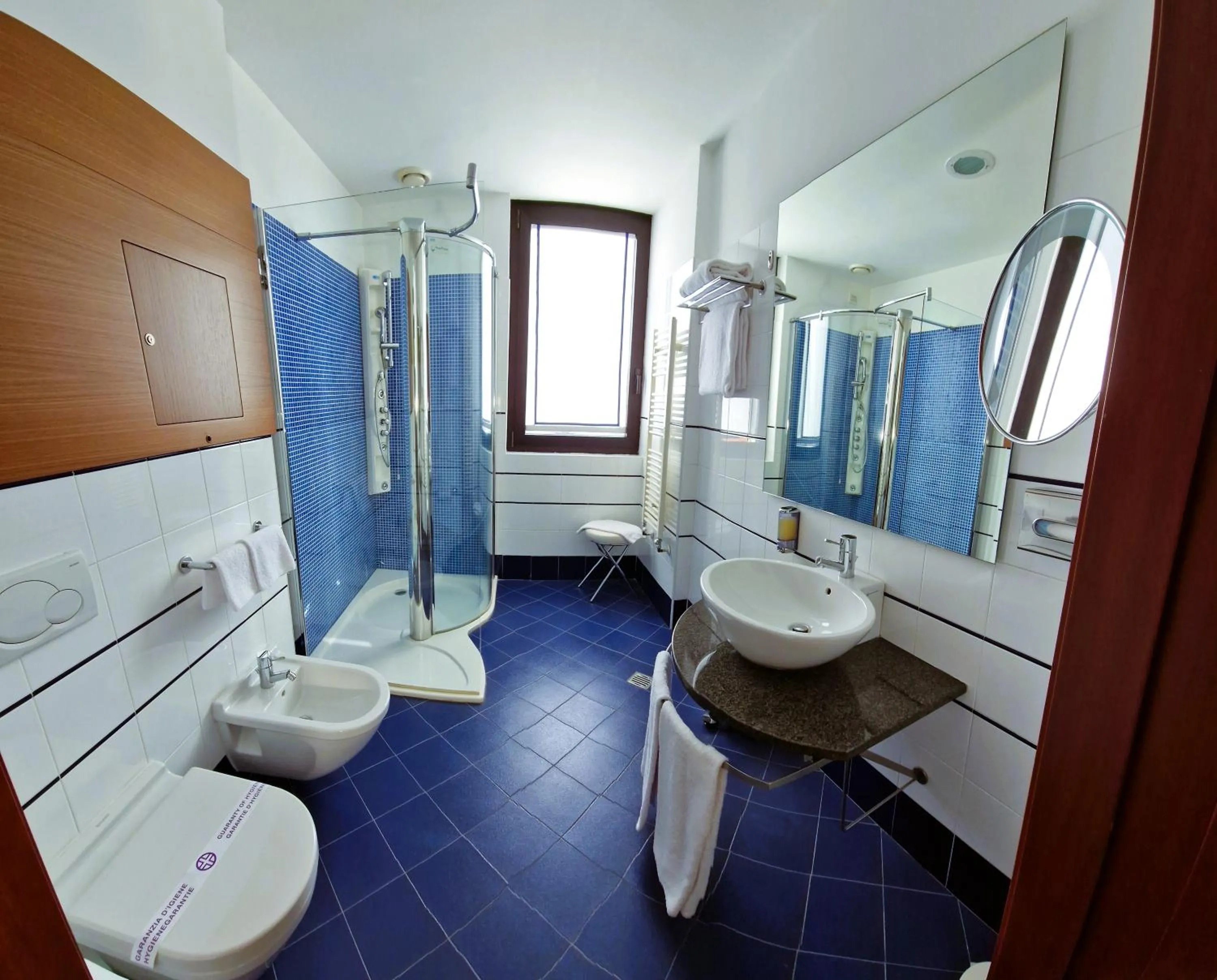 Shower in Bella Italia Palace Hotel