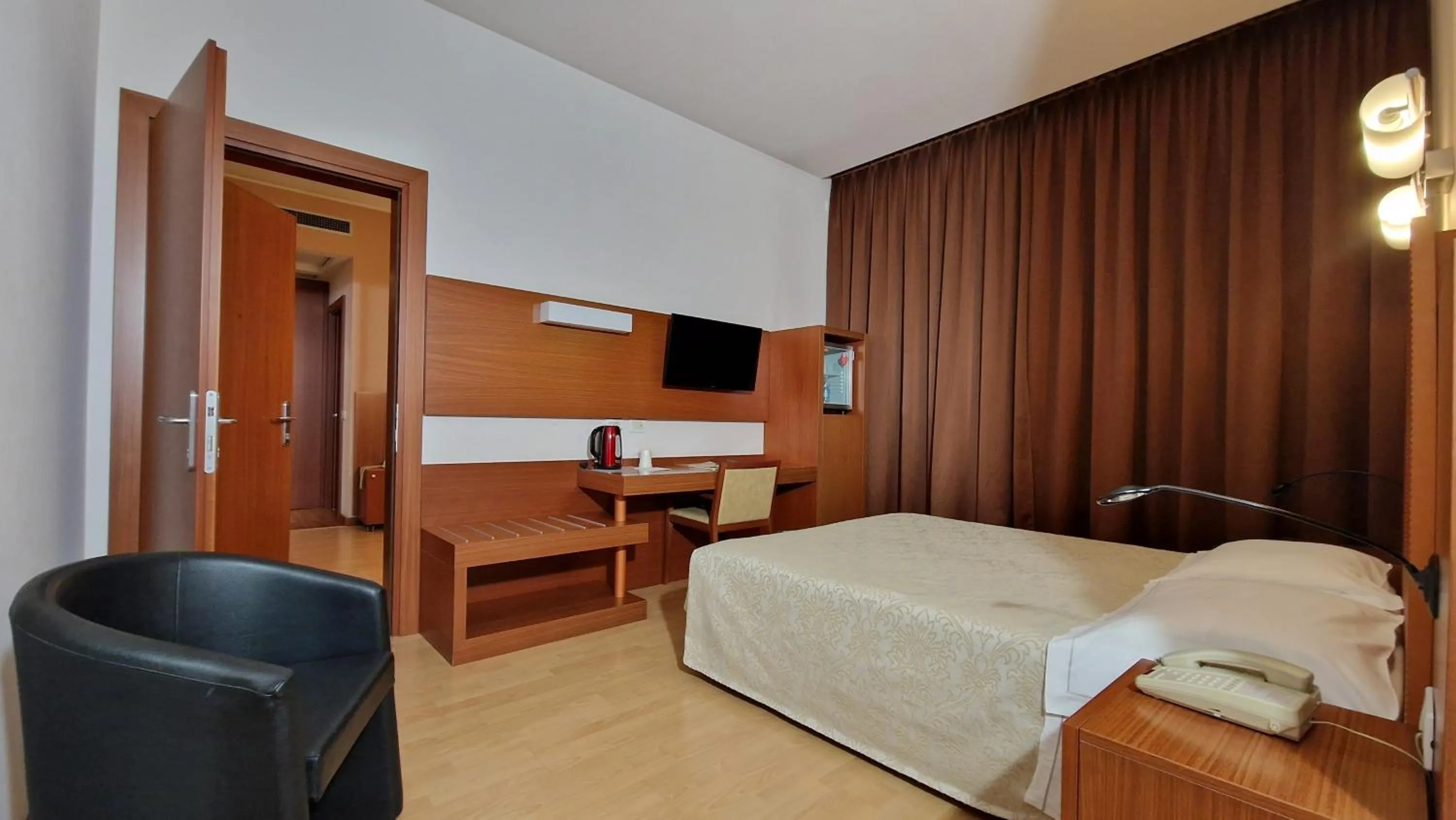 Bed in Bella Italia Palace Hotel