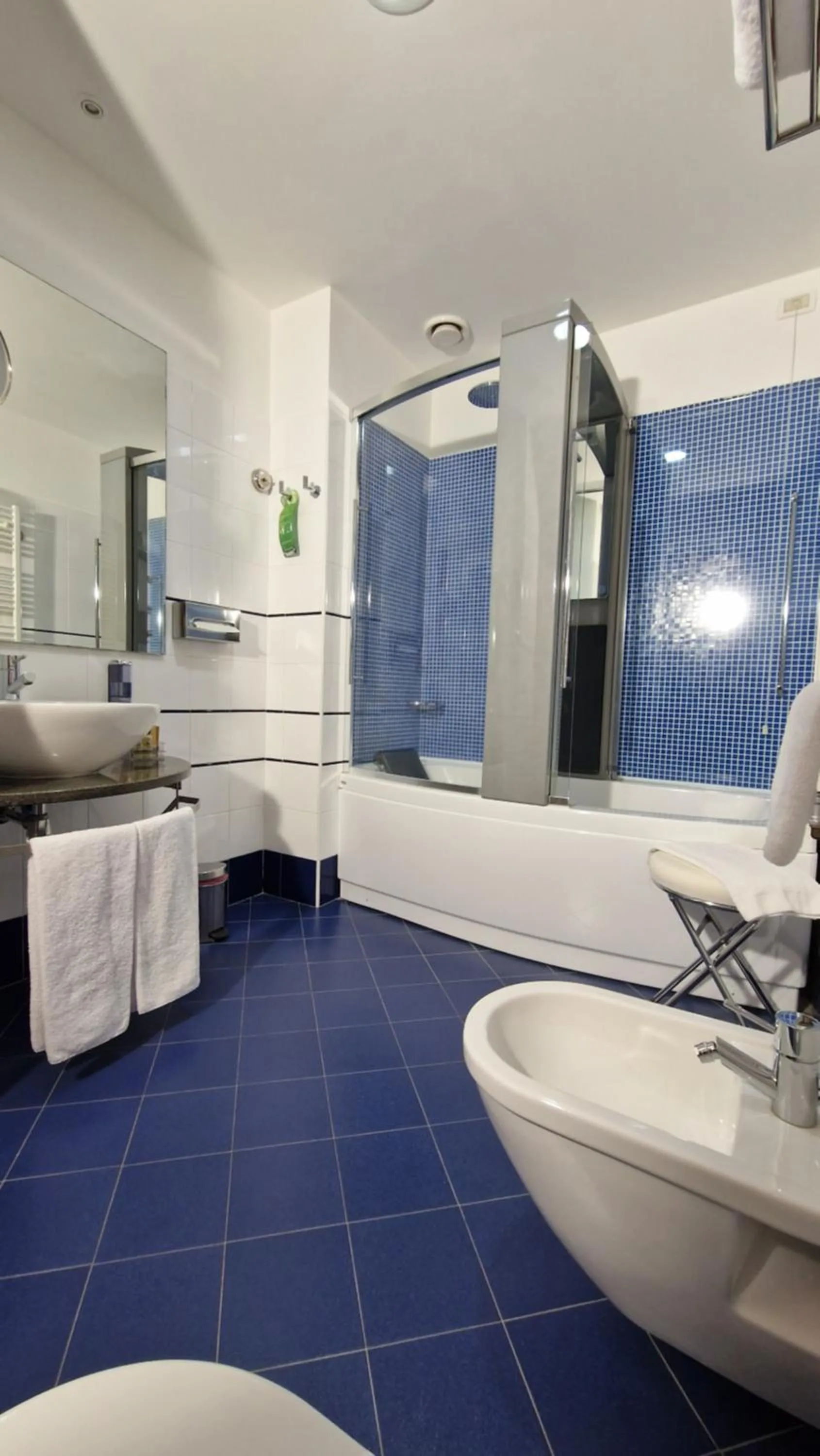 Shower in Bella Italia Palace Hotel