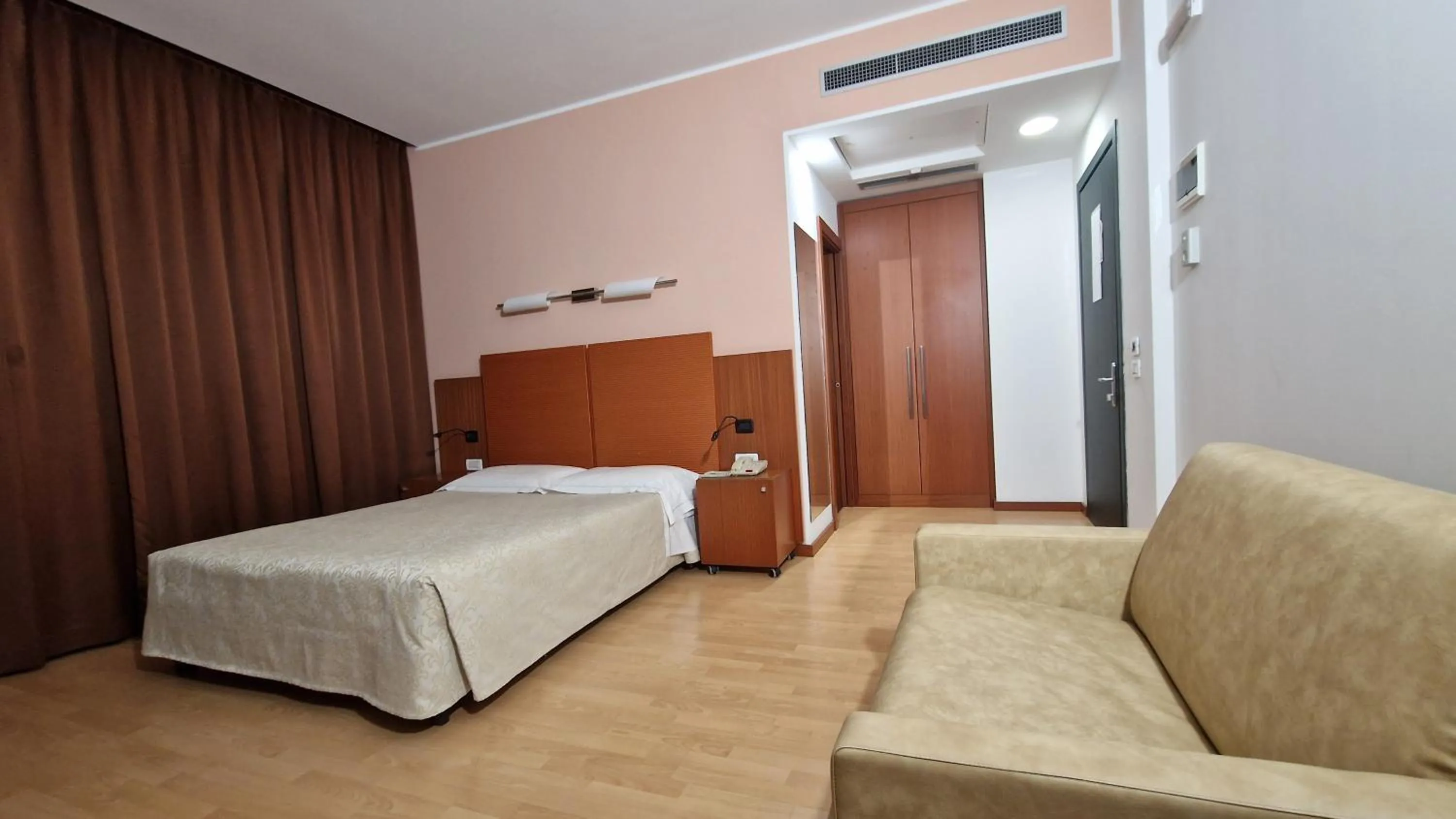 Bedroom, Bed in Bella Italia Palace Hotel