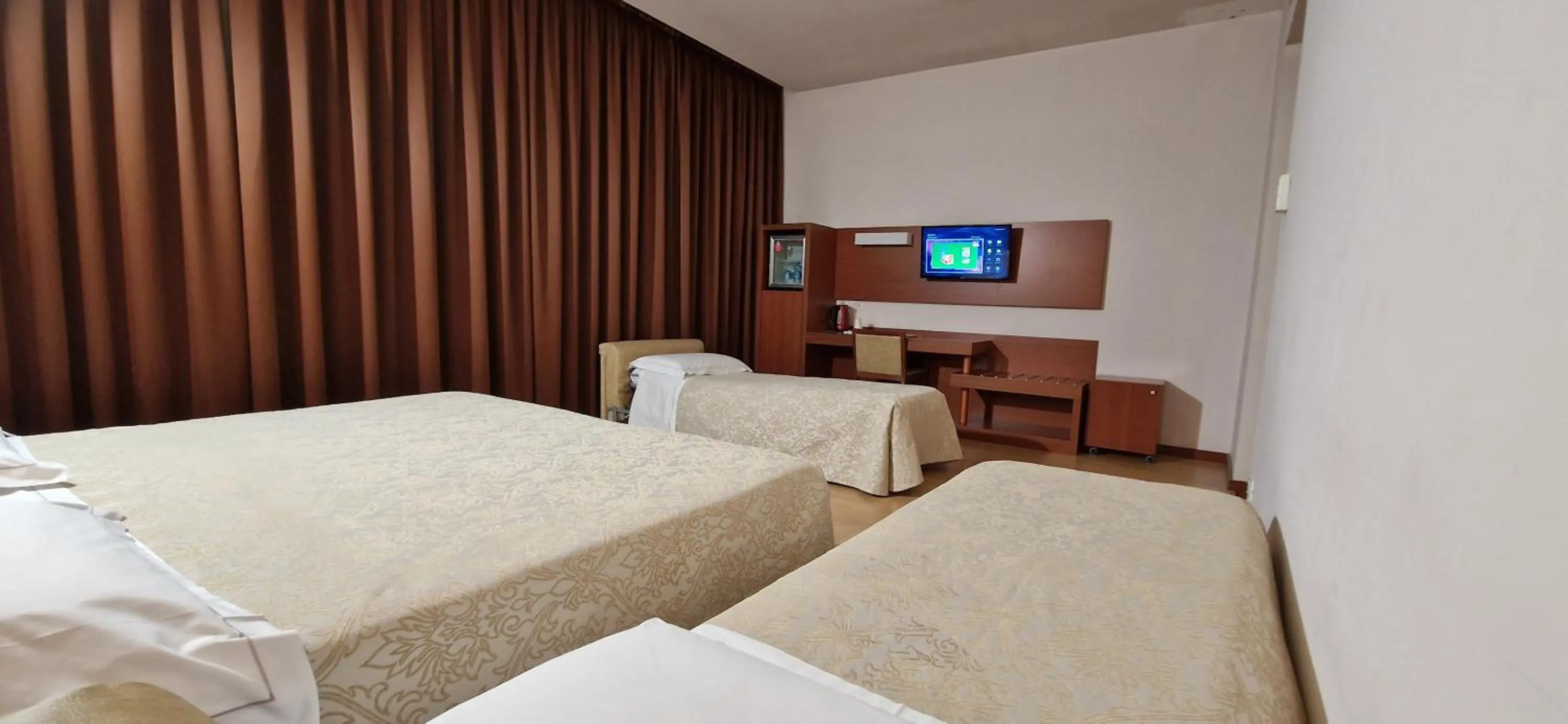 Bed in Bella Italia Palace Hotel