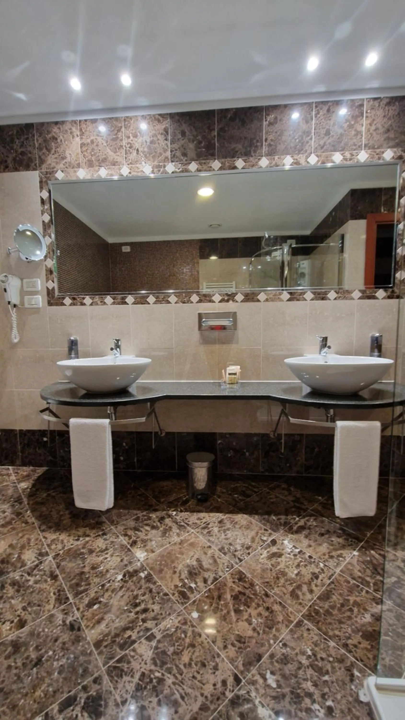 Bathroom in Bella Italia Palace Hotel