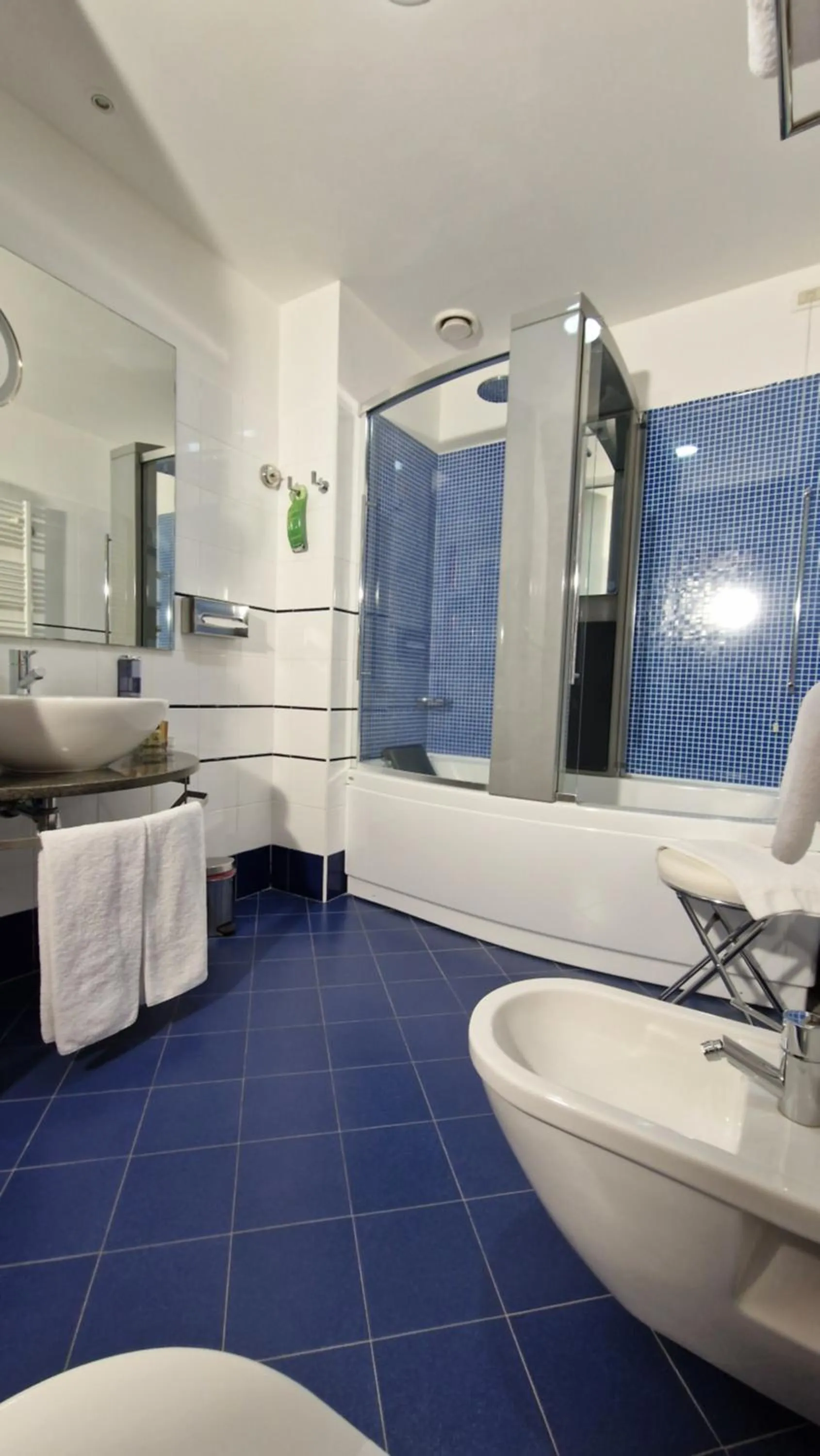 Shower in Bella Italia Palace Hotel