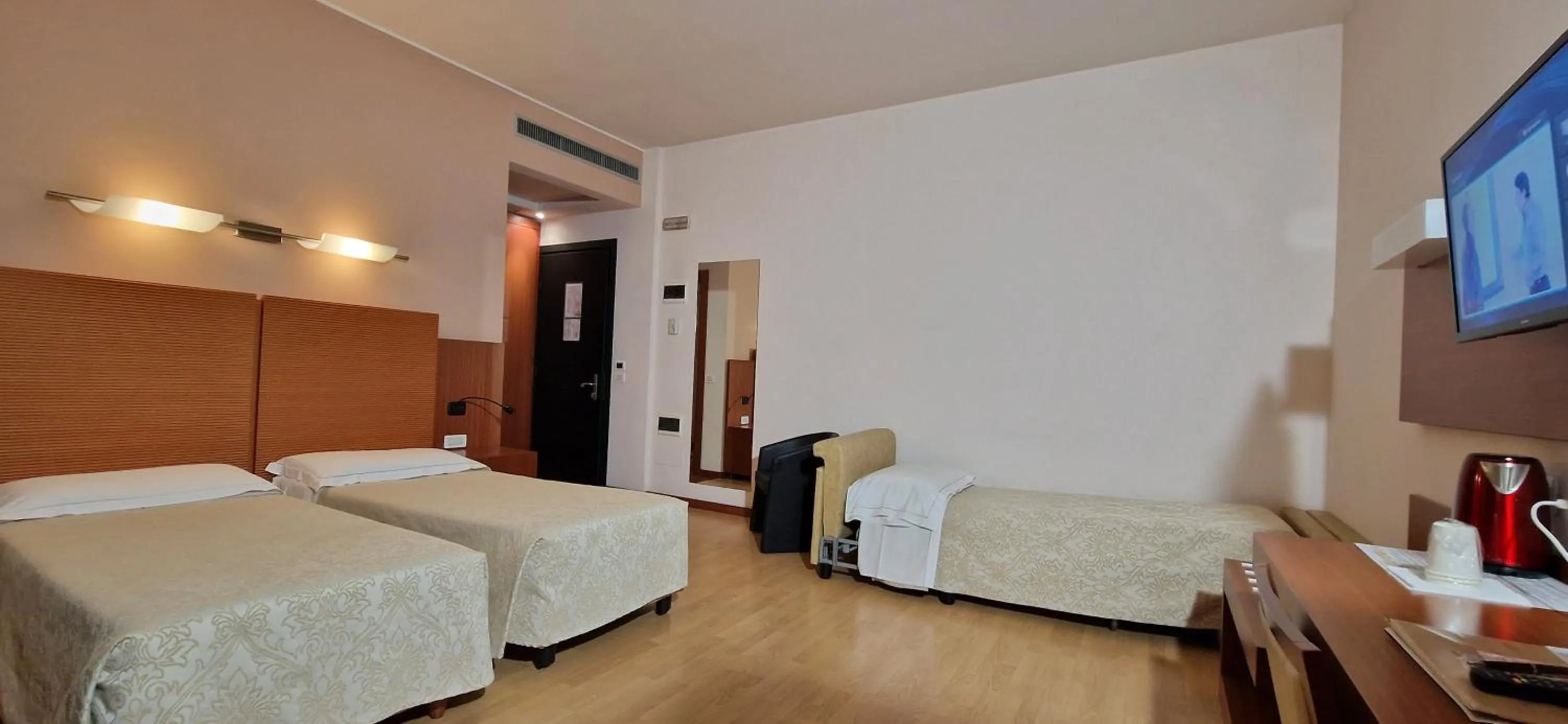 Bed in Bella Italia Palace Hotel