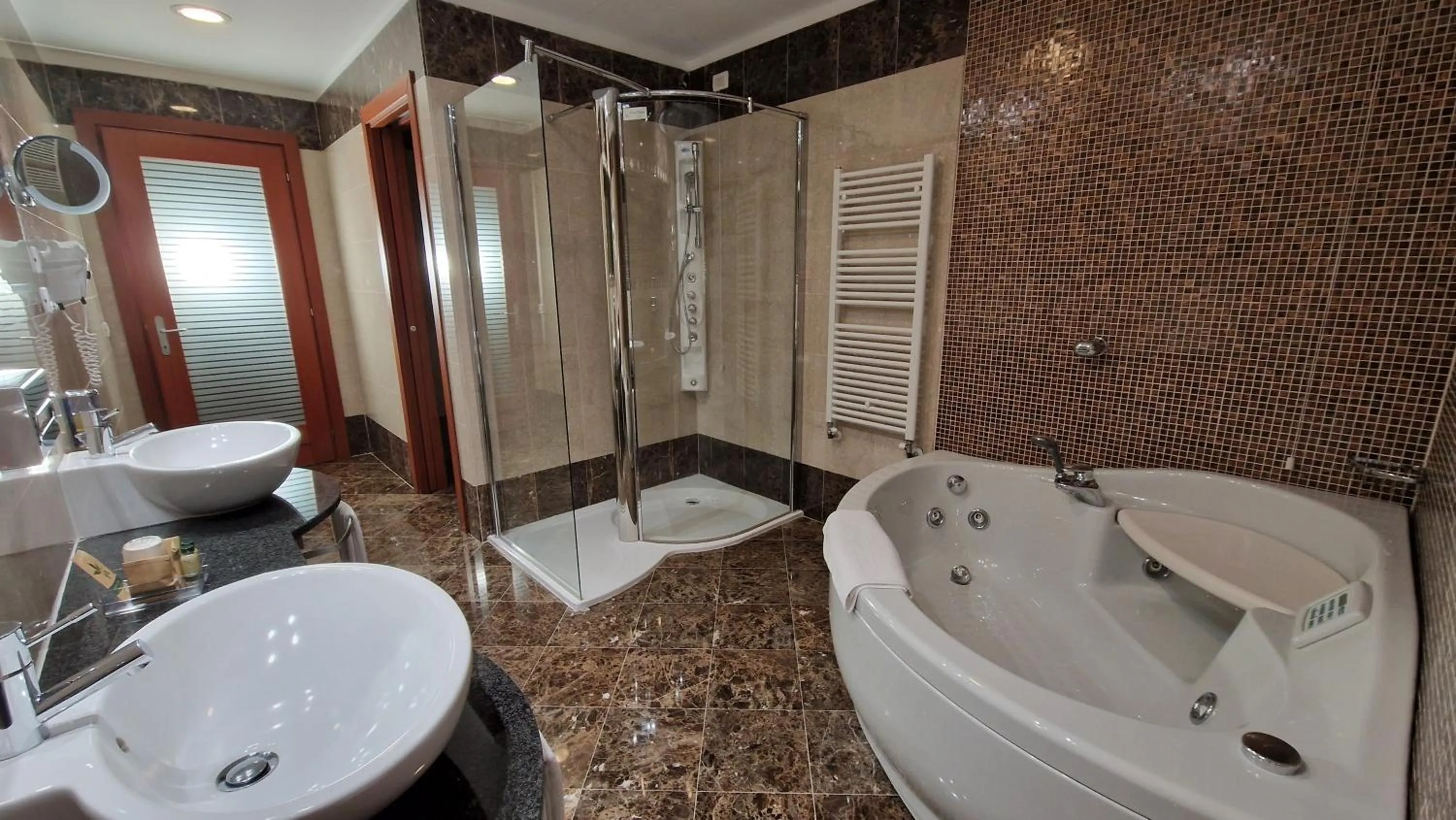 Shower in Bella Italia Palace Hotel