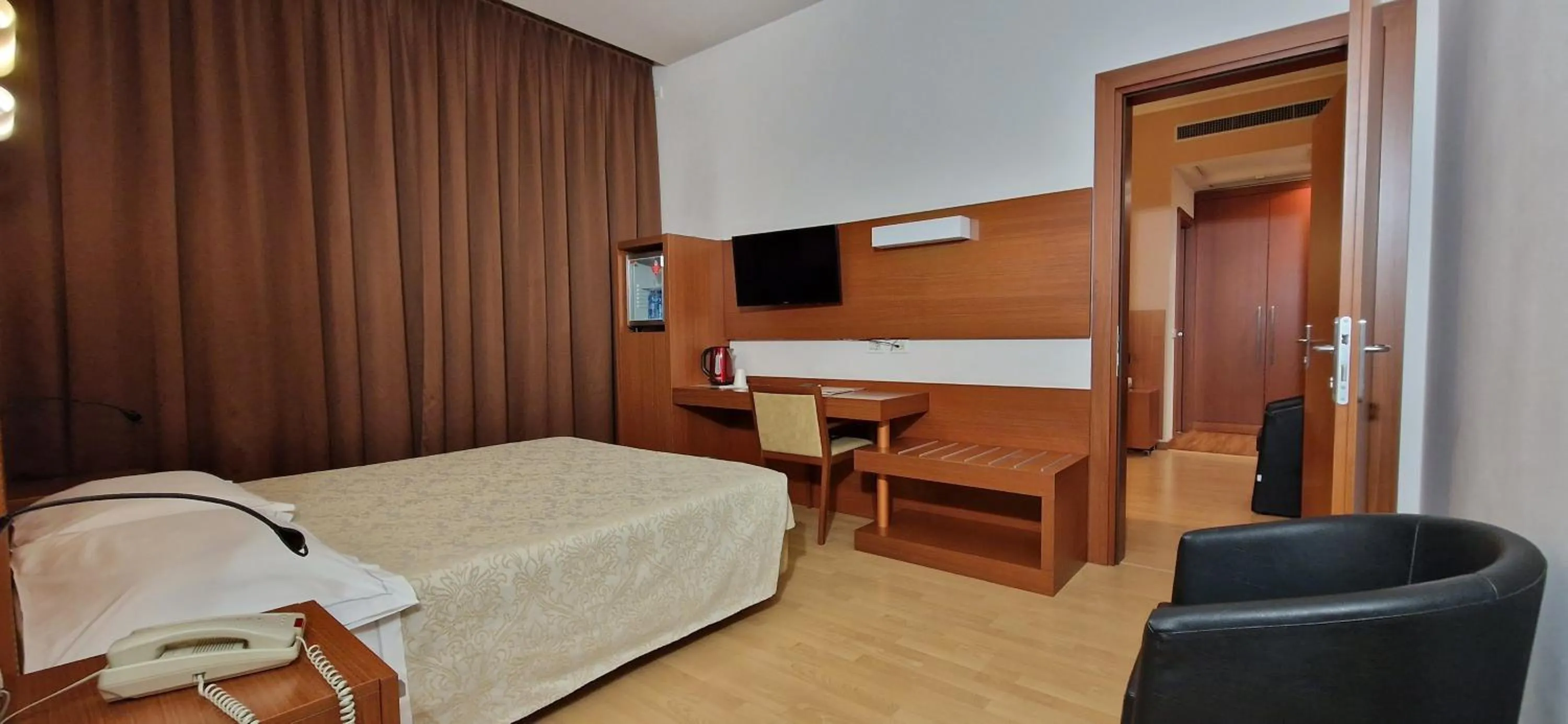 Bed in Bella Italia Palace Hotel