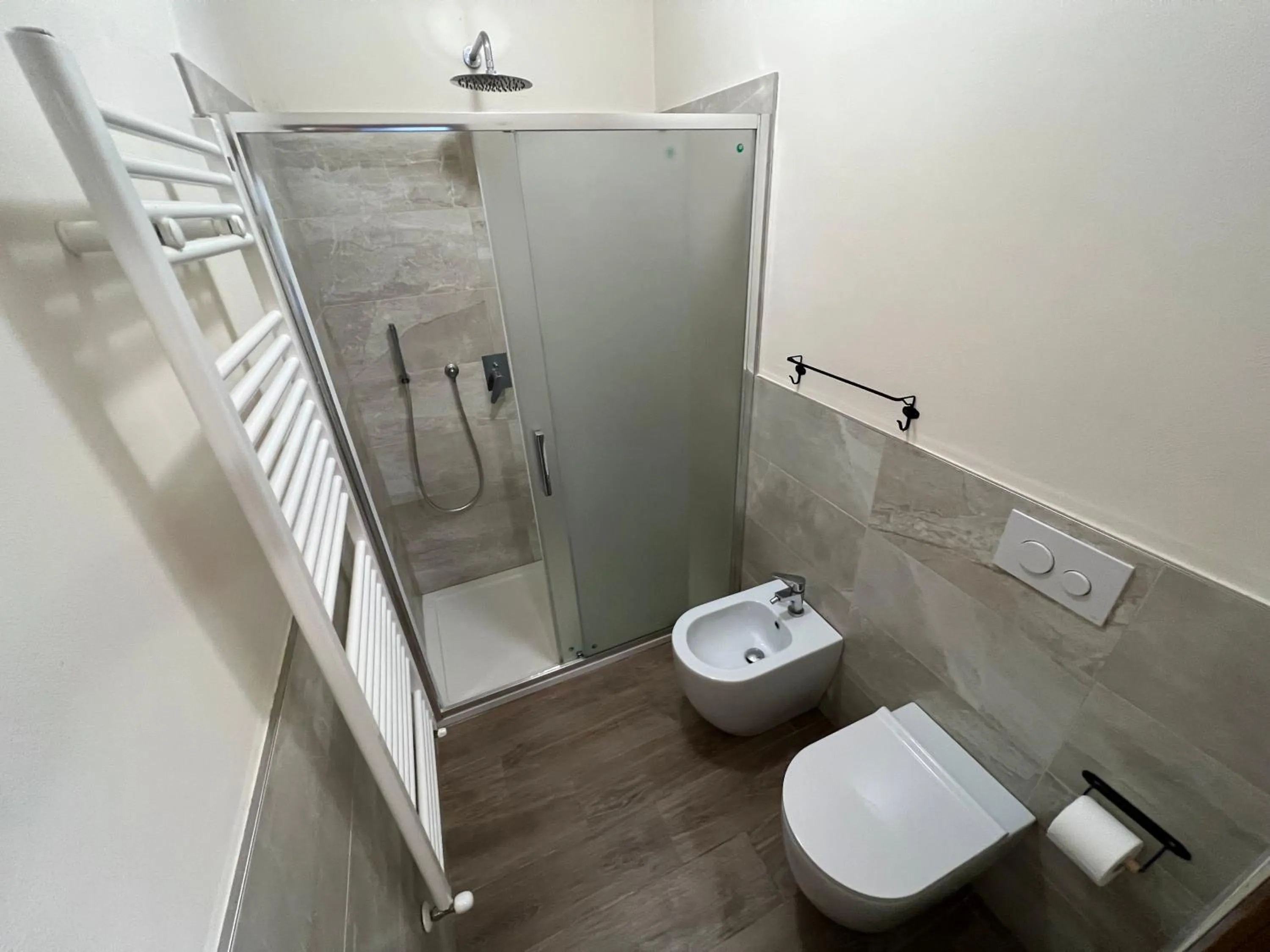 Shower in B&B Casale Virgili