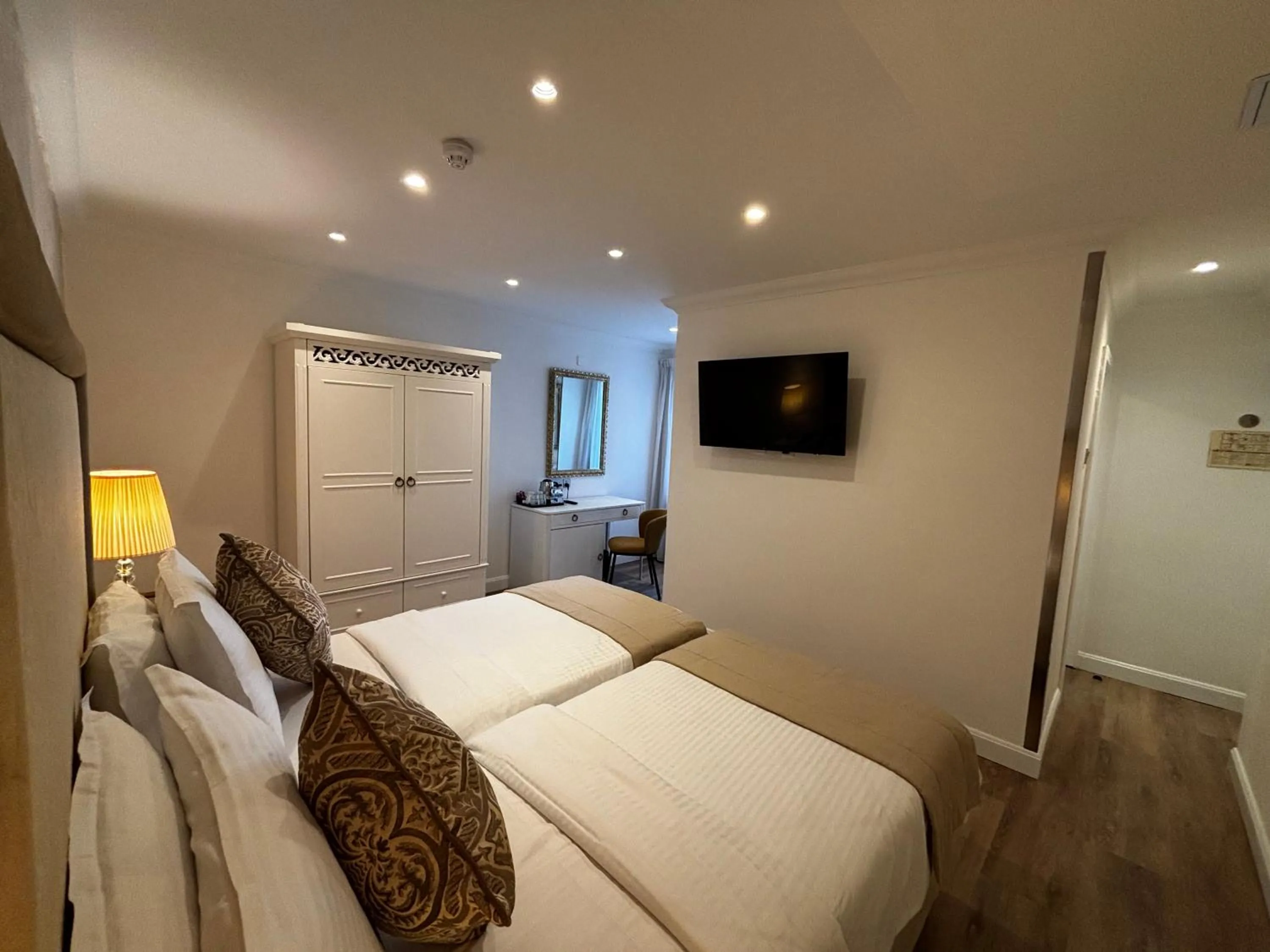 Photo of the whole room, Bed in Osborne Hotel