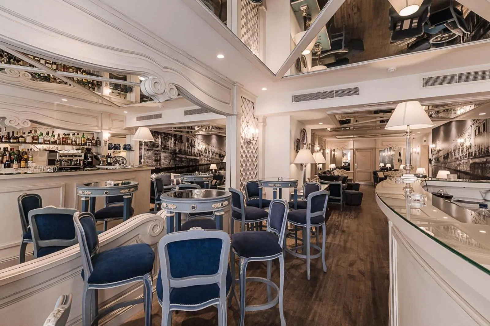 Lounge or bar in Osborne Hotel