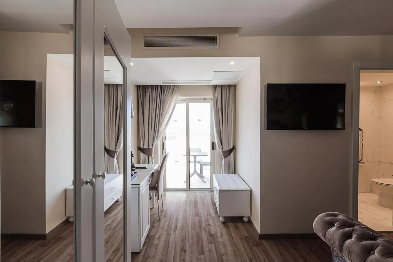 Balcony/Terrace, Bed in Osborne Hotel