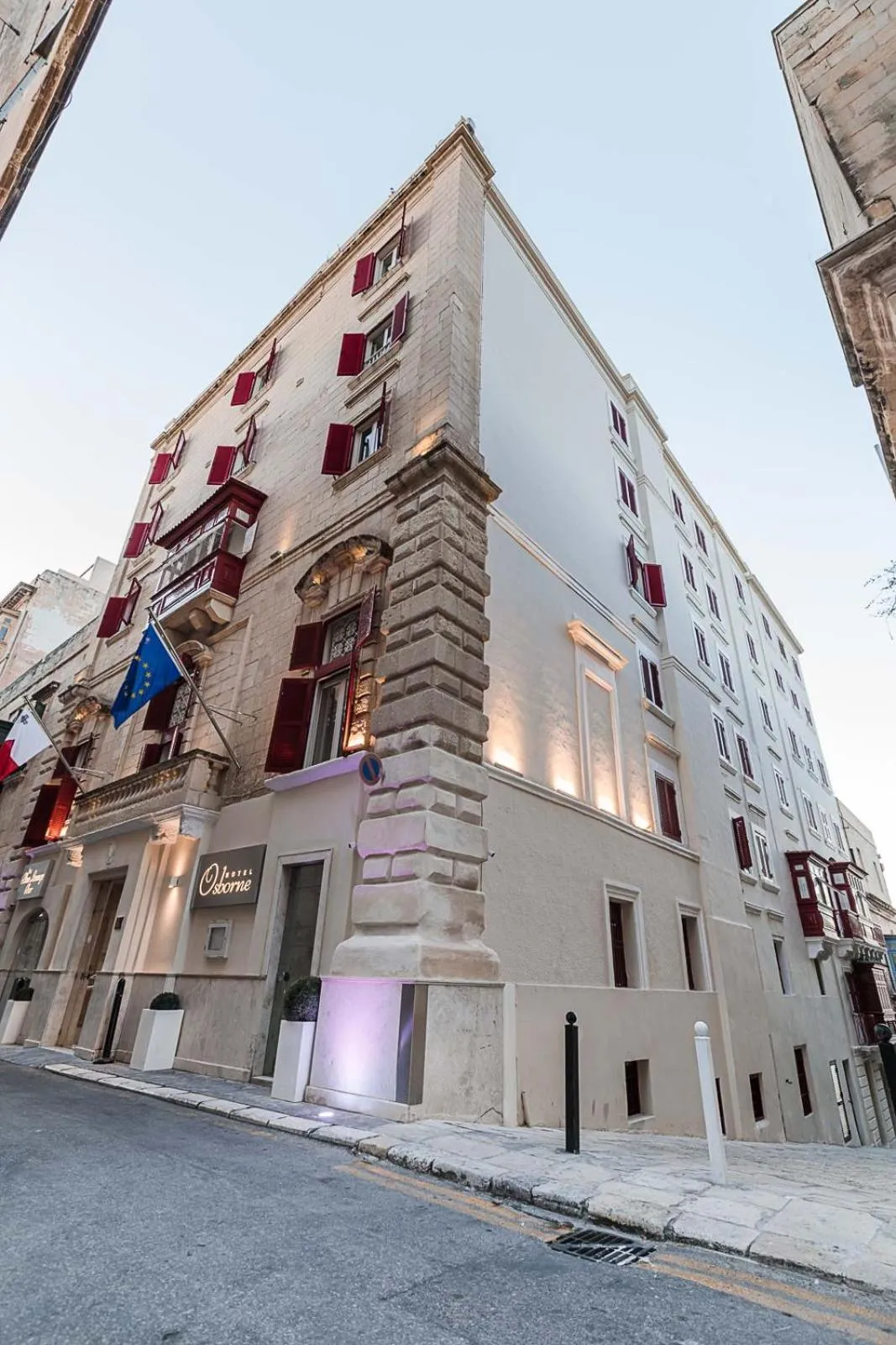 Facade/entrance in Osborne Hotel