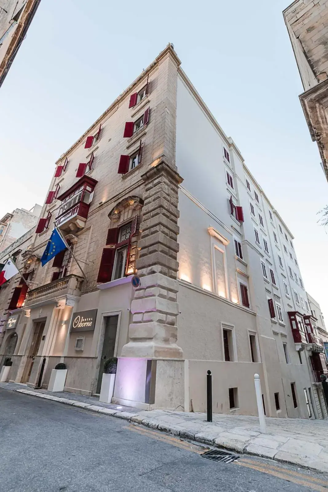 Facade/entrance in Osborne Hotel Facade/entrance in Osborne Hotel