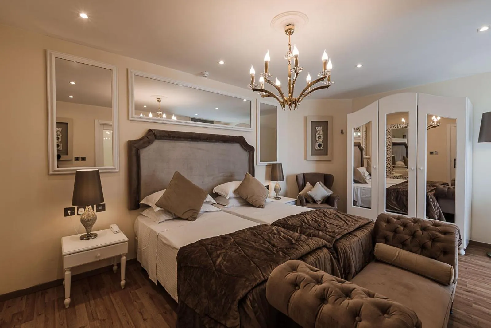 Photo of the whole room, Bed in Osborne Hotel