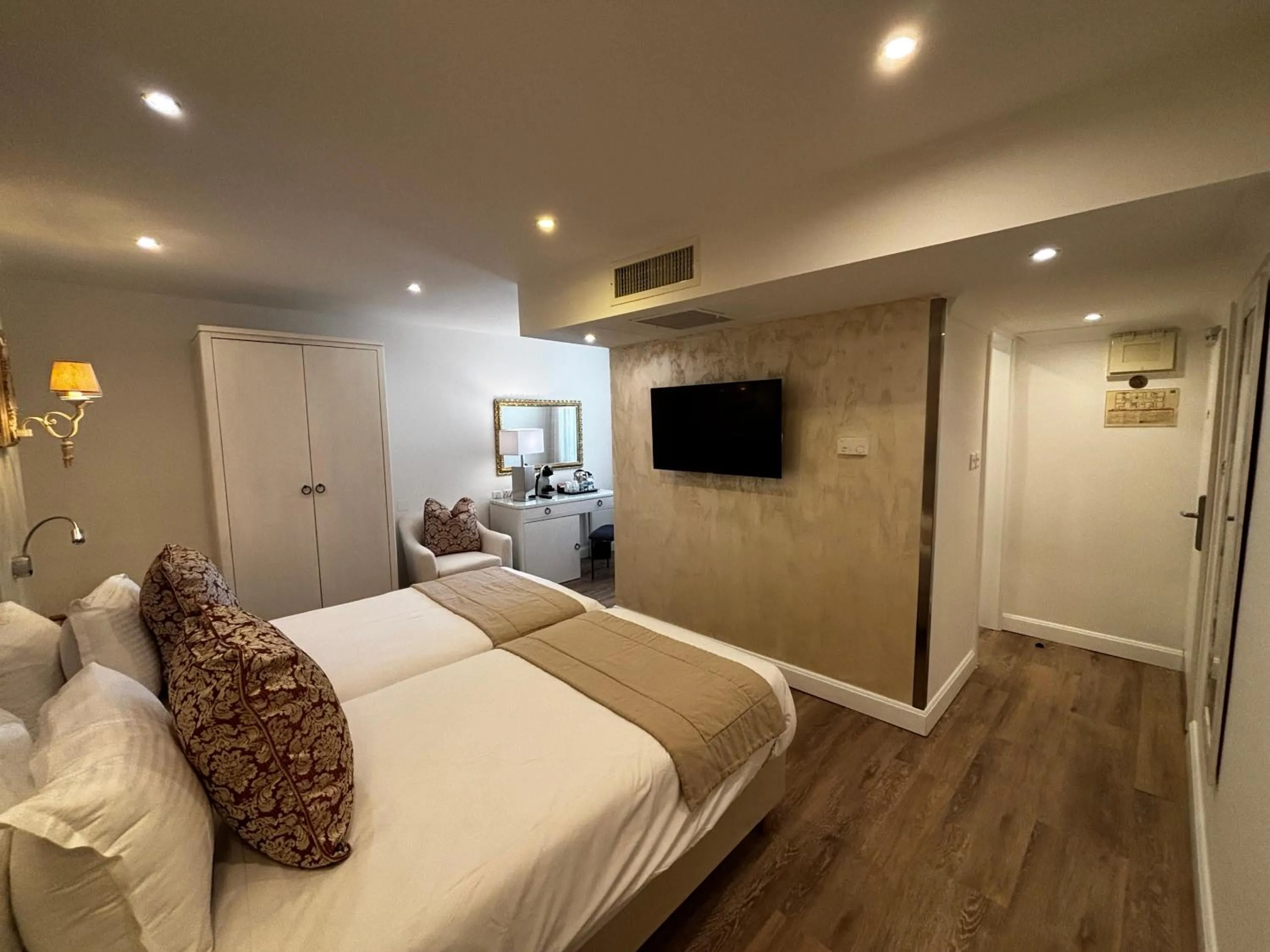 TV and multimedia, Bed in Osborne Hotel