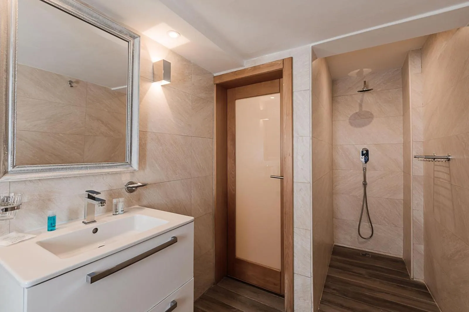 Shower in Osborne Hotel