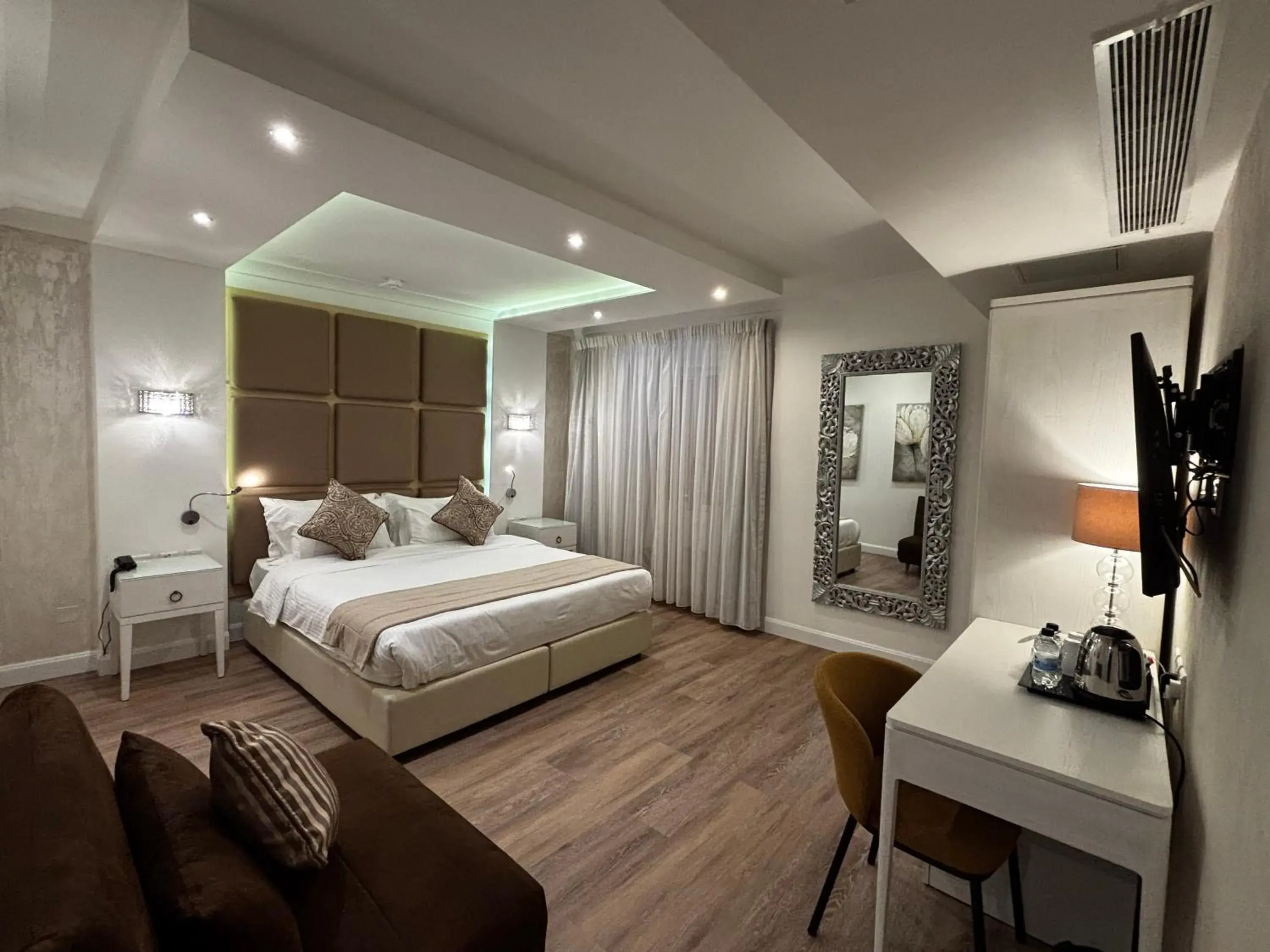 Photo of the whole room, Bed in Osborne Hotel Photo of the whole room, Bed in Osborne Hotel