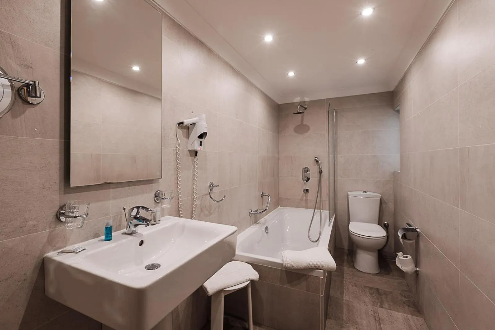 Toilet in Osborne Hotel