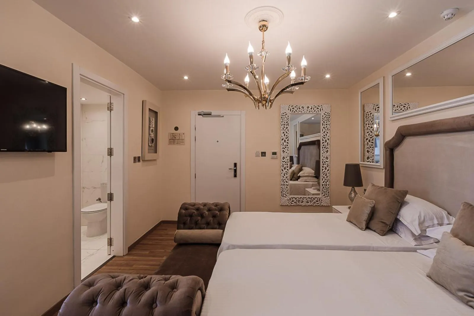 Photo of the whole room, Bed in Osborne Hotel