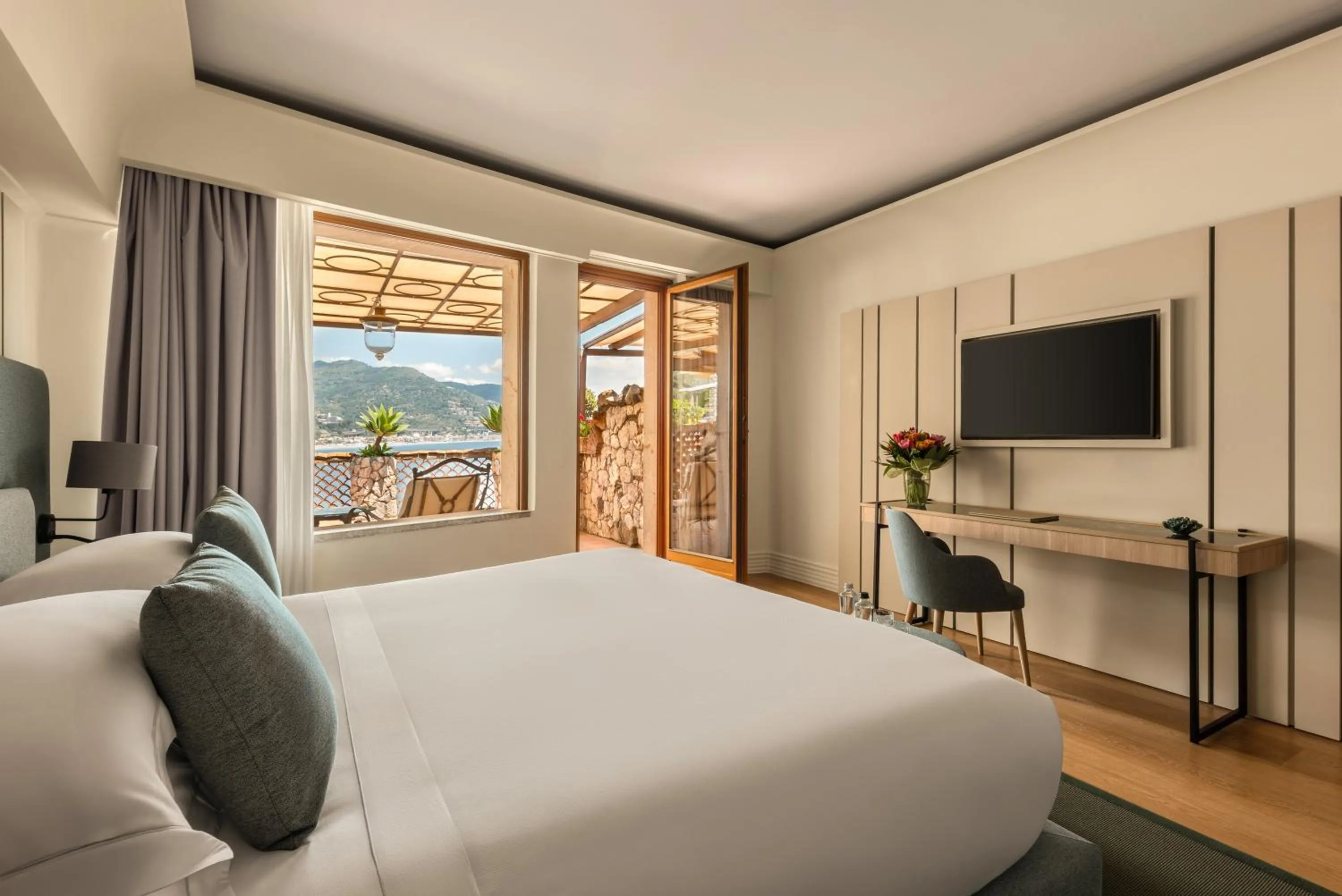 Bedroom, Bed in Atlantis Bay - The Leading Hotels of the World