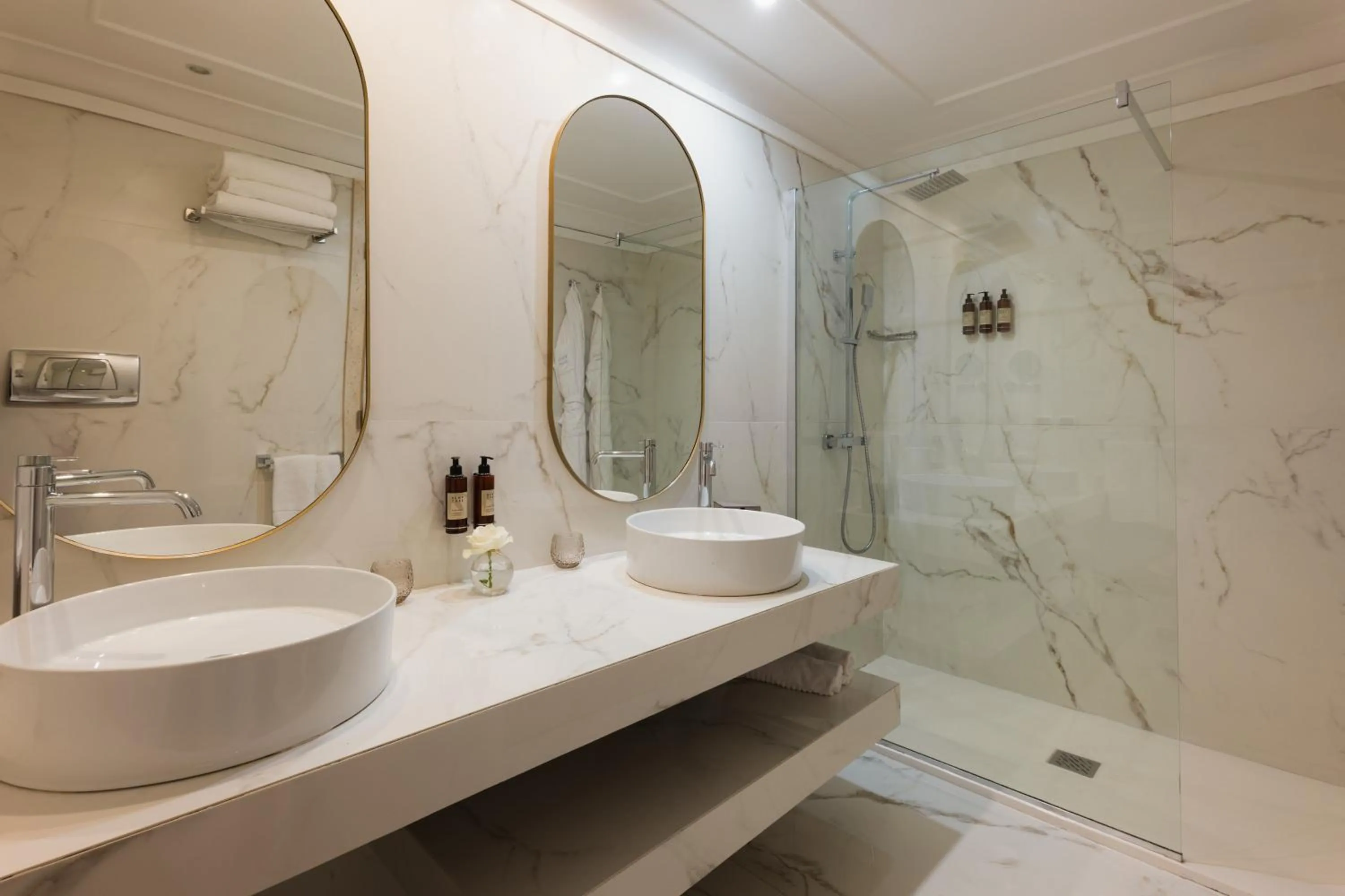 Shower in Atlantis Bay - The Leading Hotels of the World