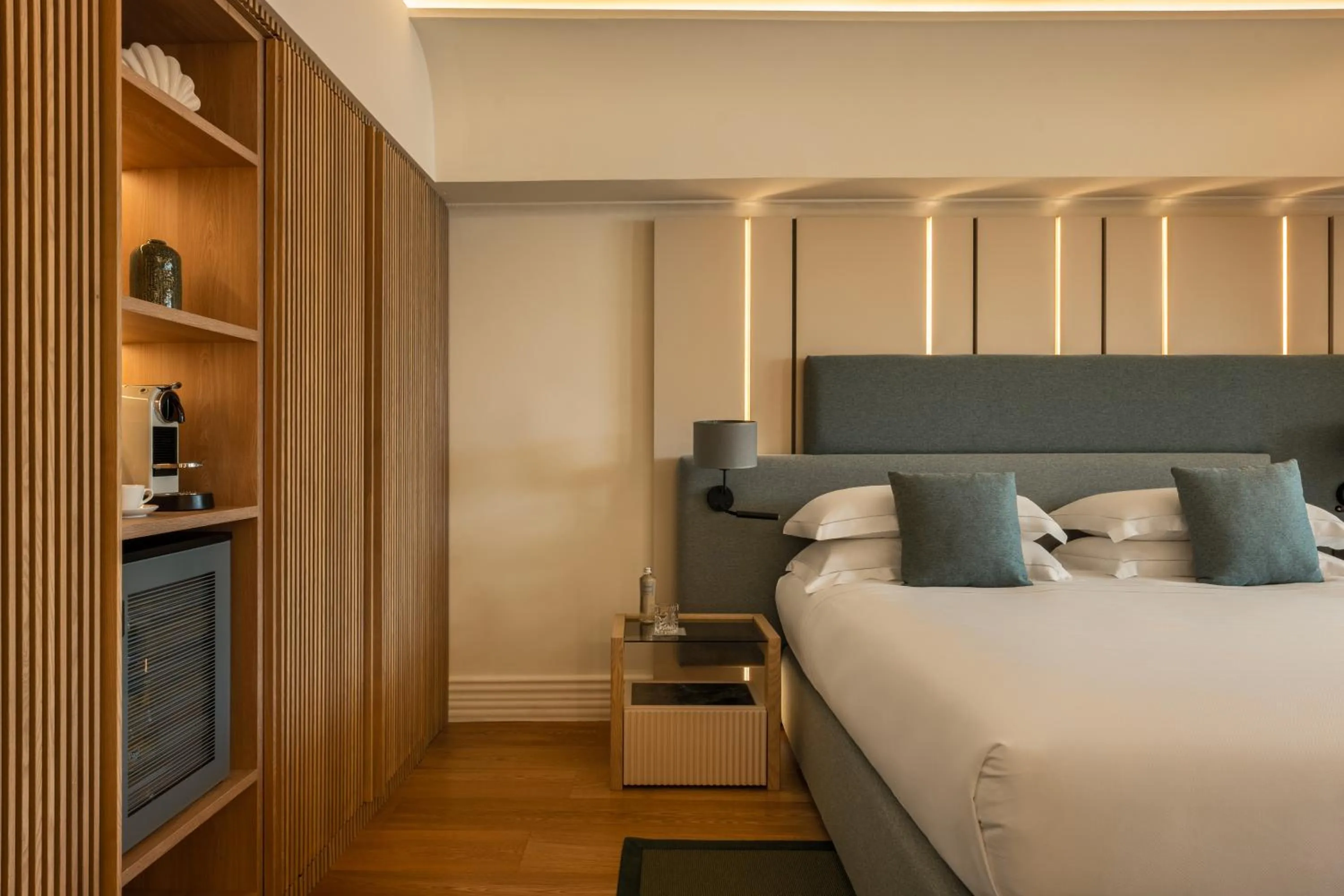 Bedroom, Bed in Atlantis Bay - The Leading Hotels of the World