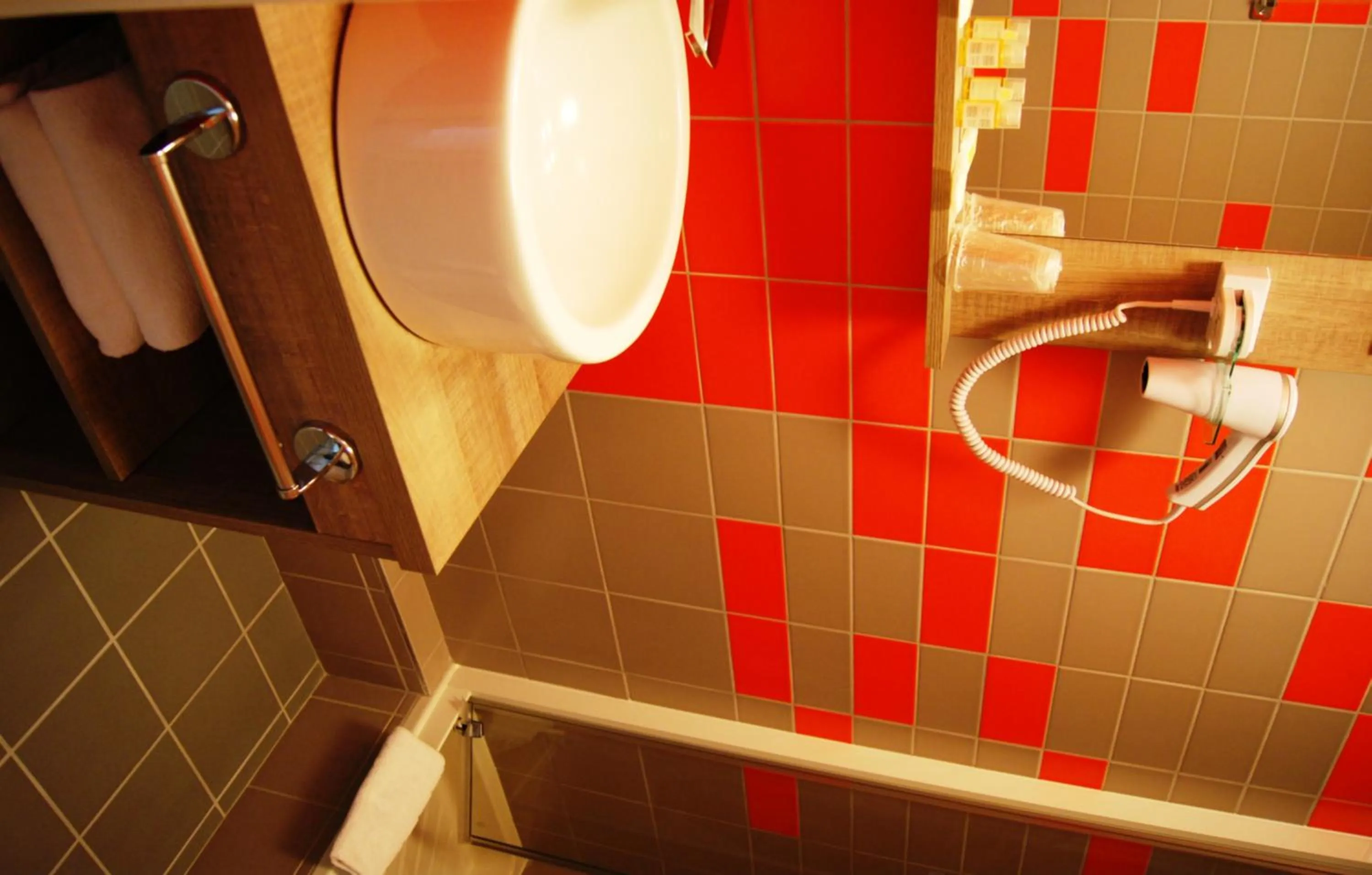 Bathroom in The Originals City, Hôtel Clermont-Ferrand Sud Aubière