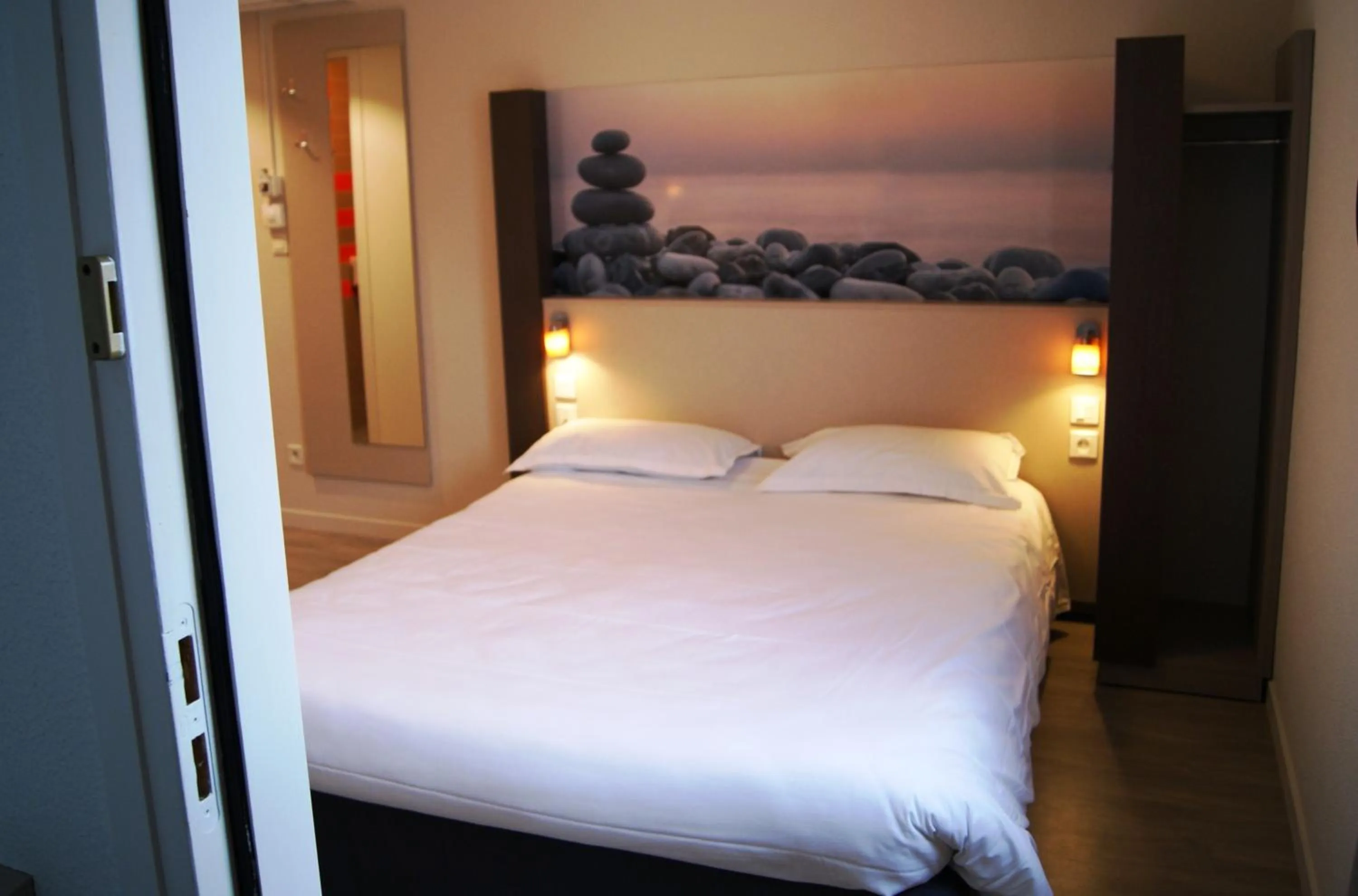 Photo of the whole room, Bed in The Originals City, Hôtel Clermont-Ferrand Sud Aubière