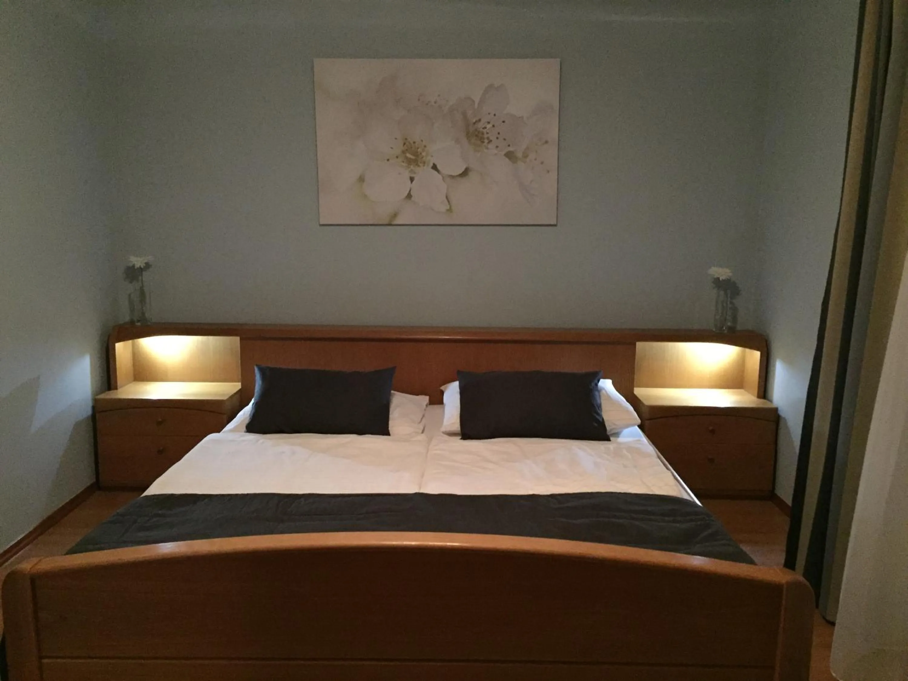 Bedroom, Bed in Hotel Atrium