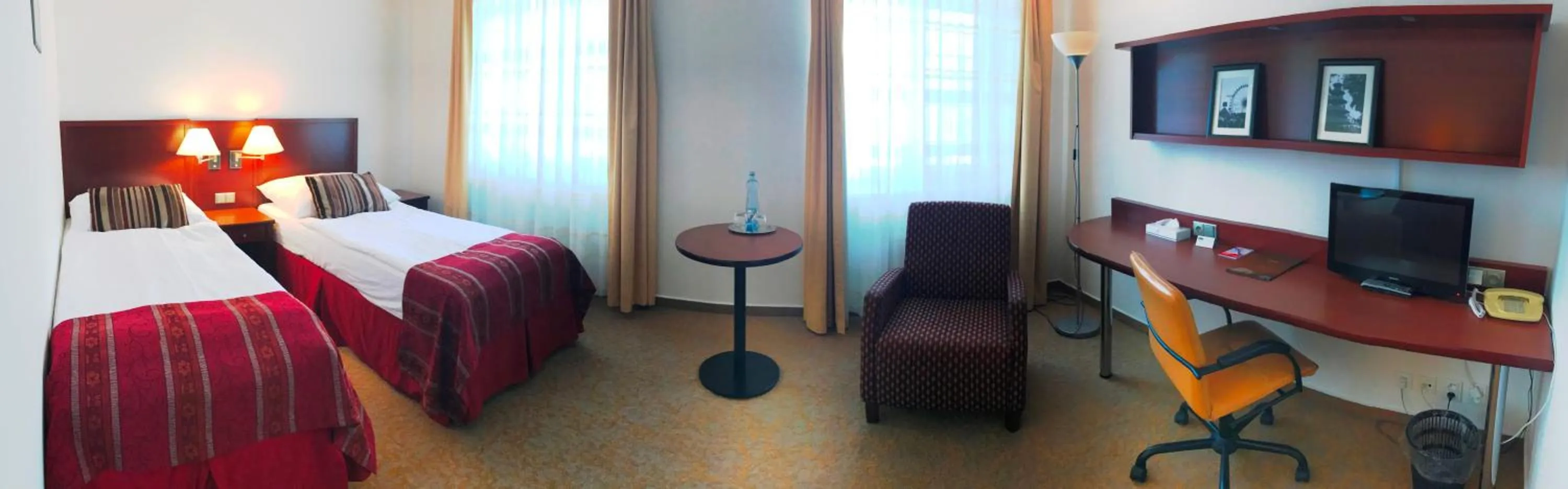 Bedroom, Bed in Hotel Atrium