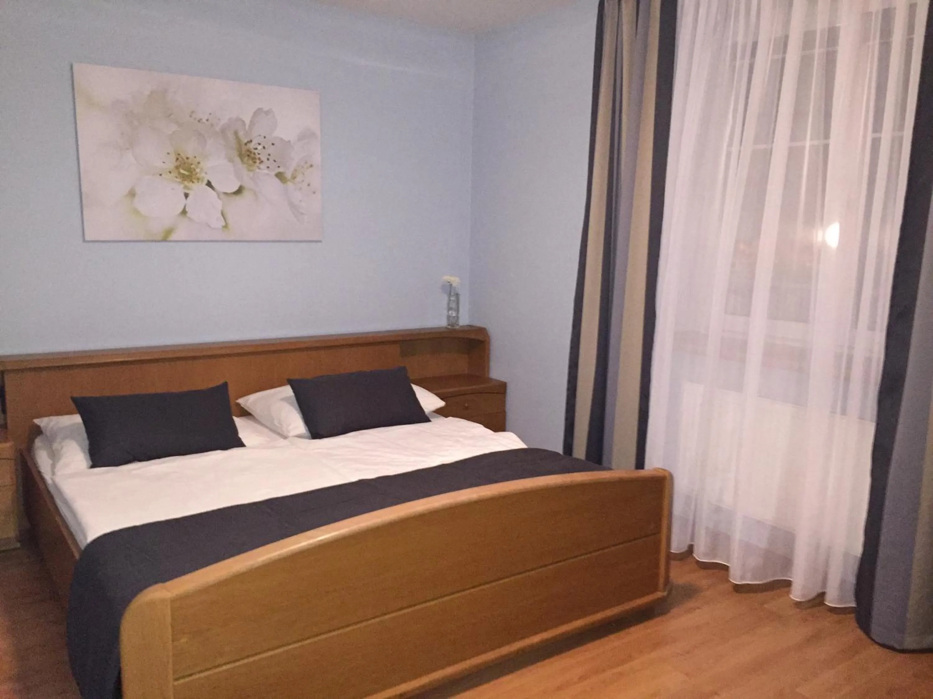 Bedroom, Bed in Hotel Atrium