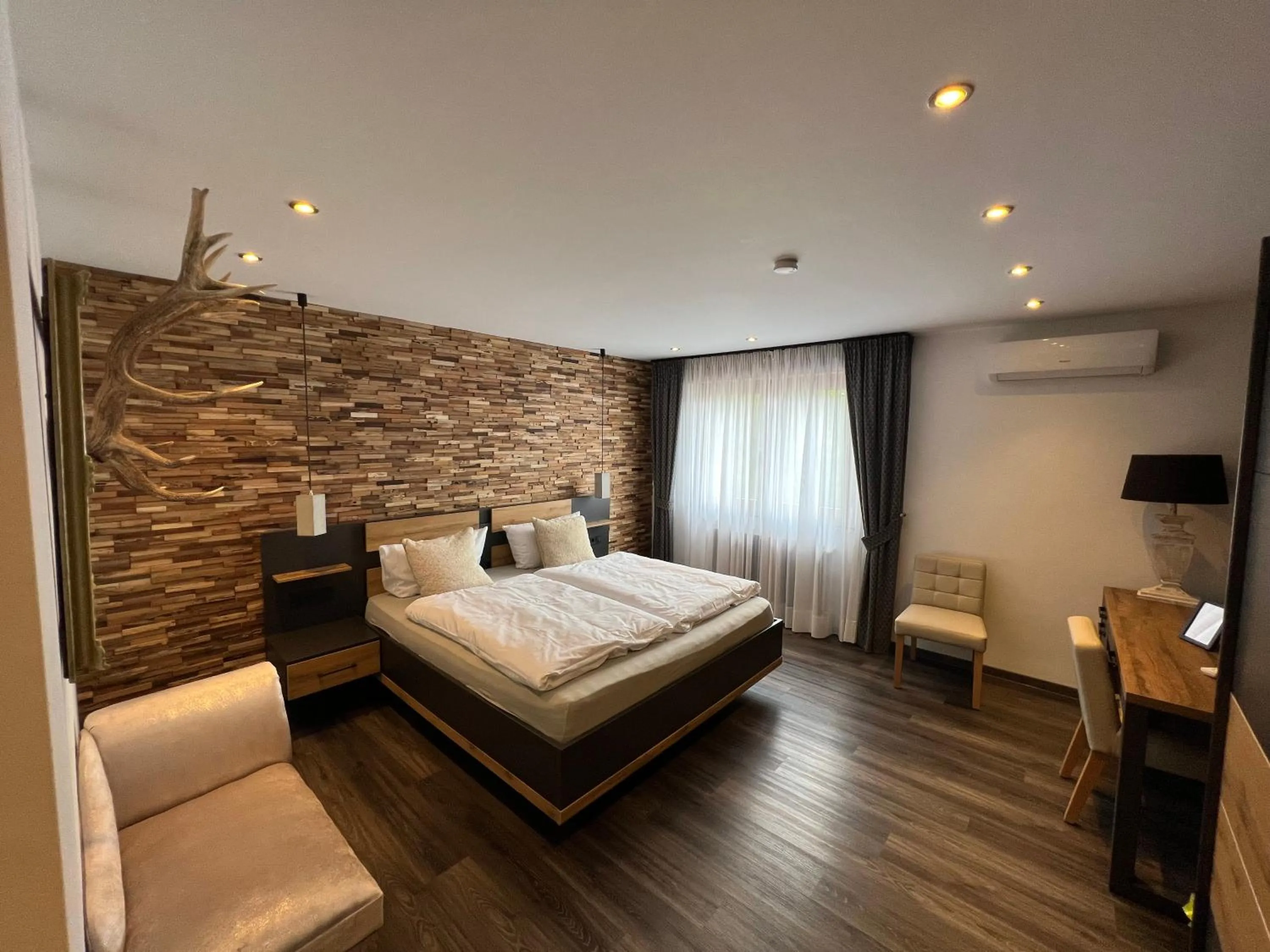 Photo of the whole room, Bed in Das kleine Landhotel