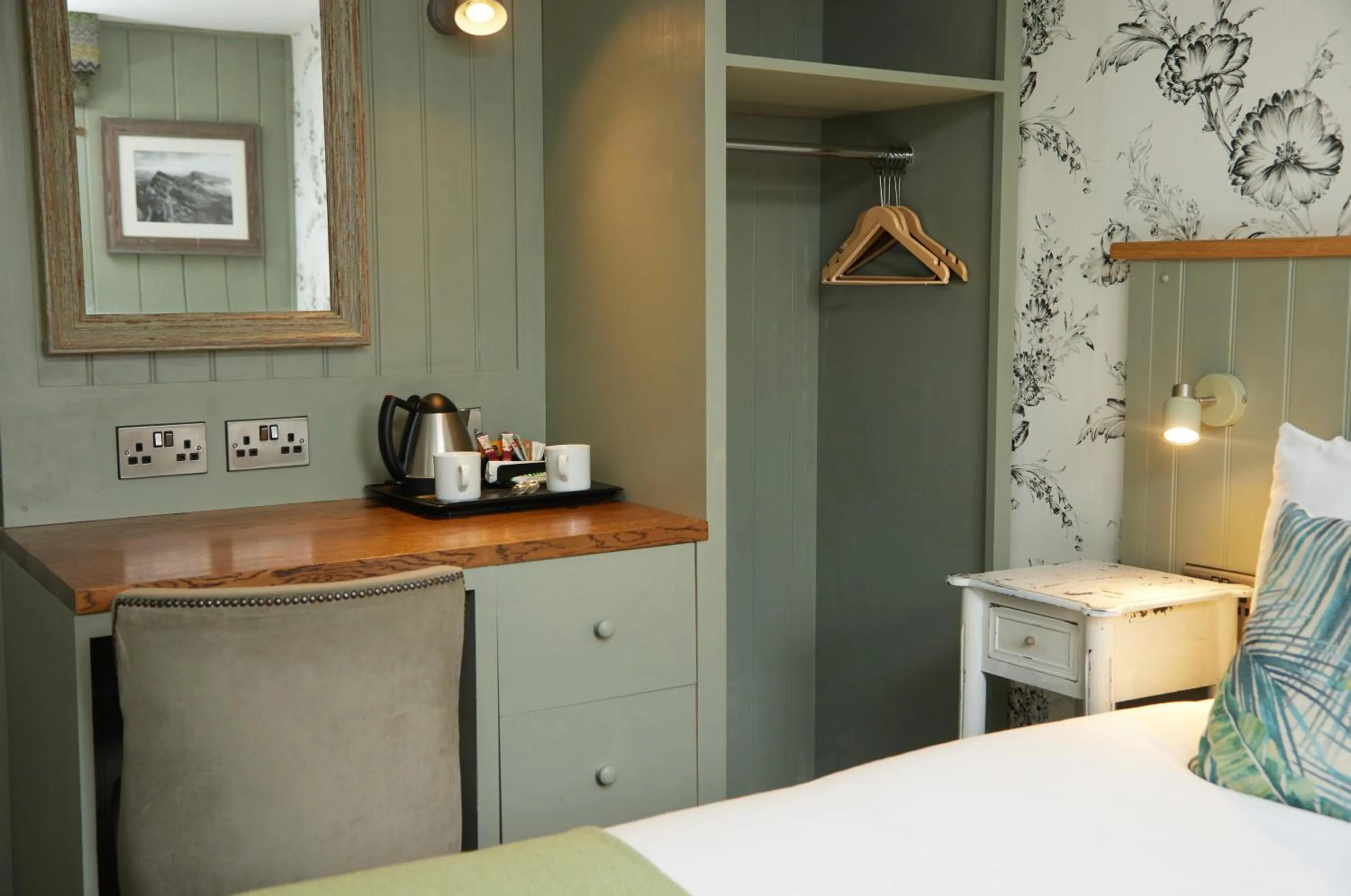 Coffee/tea facilities, Bed in Castle Inn by Greene King Inns