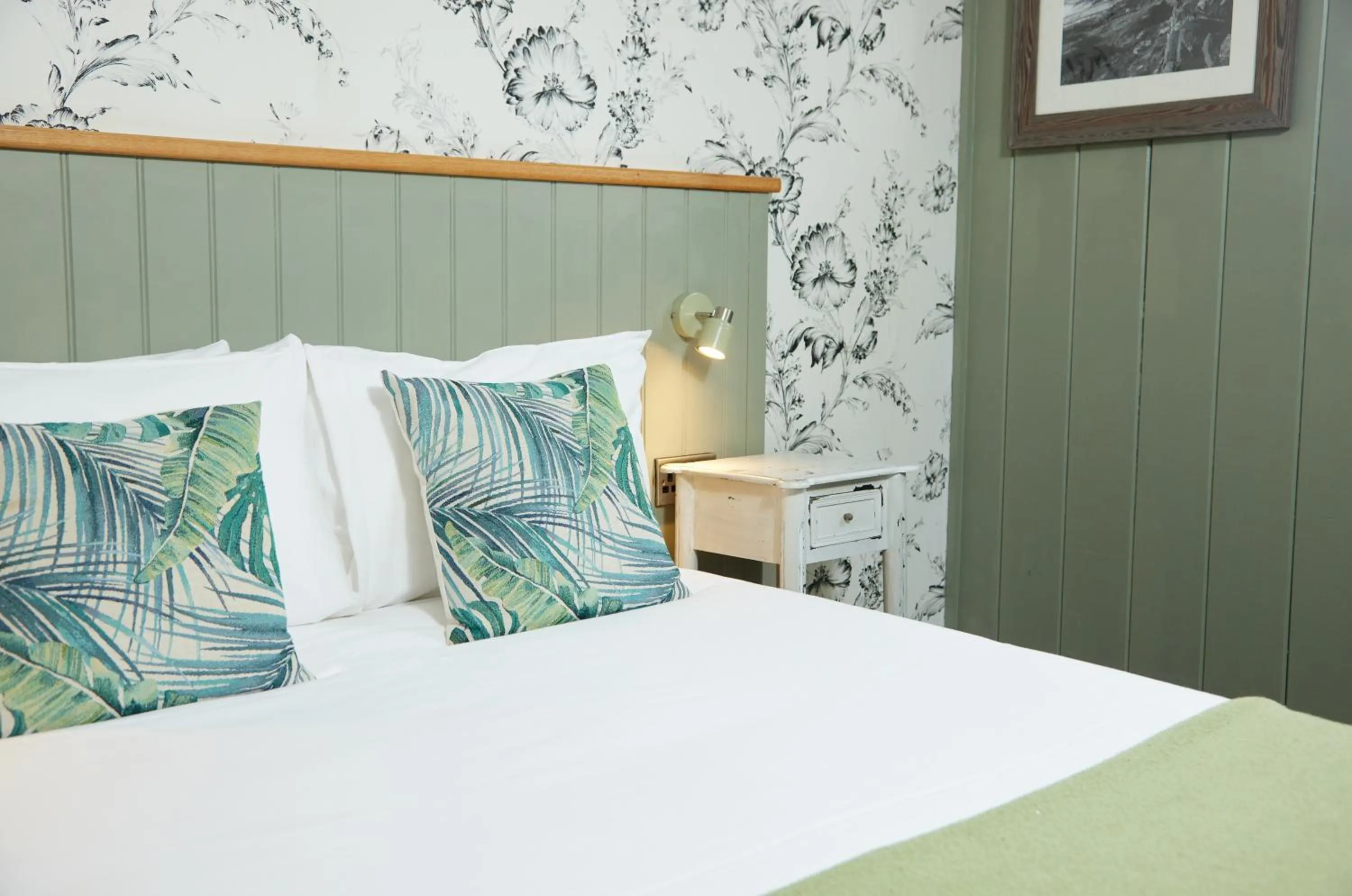 Bedroom, Bed in Castle Inn by Greene King Inns