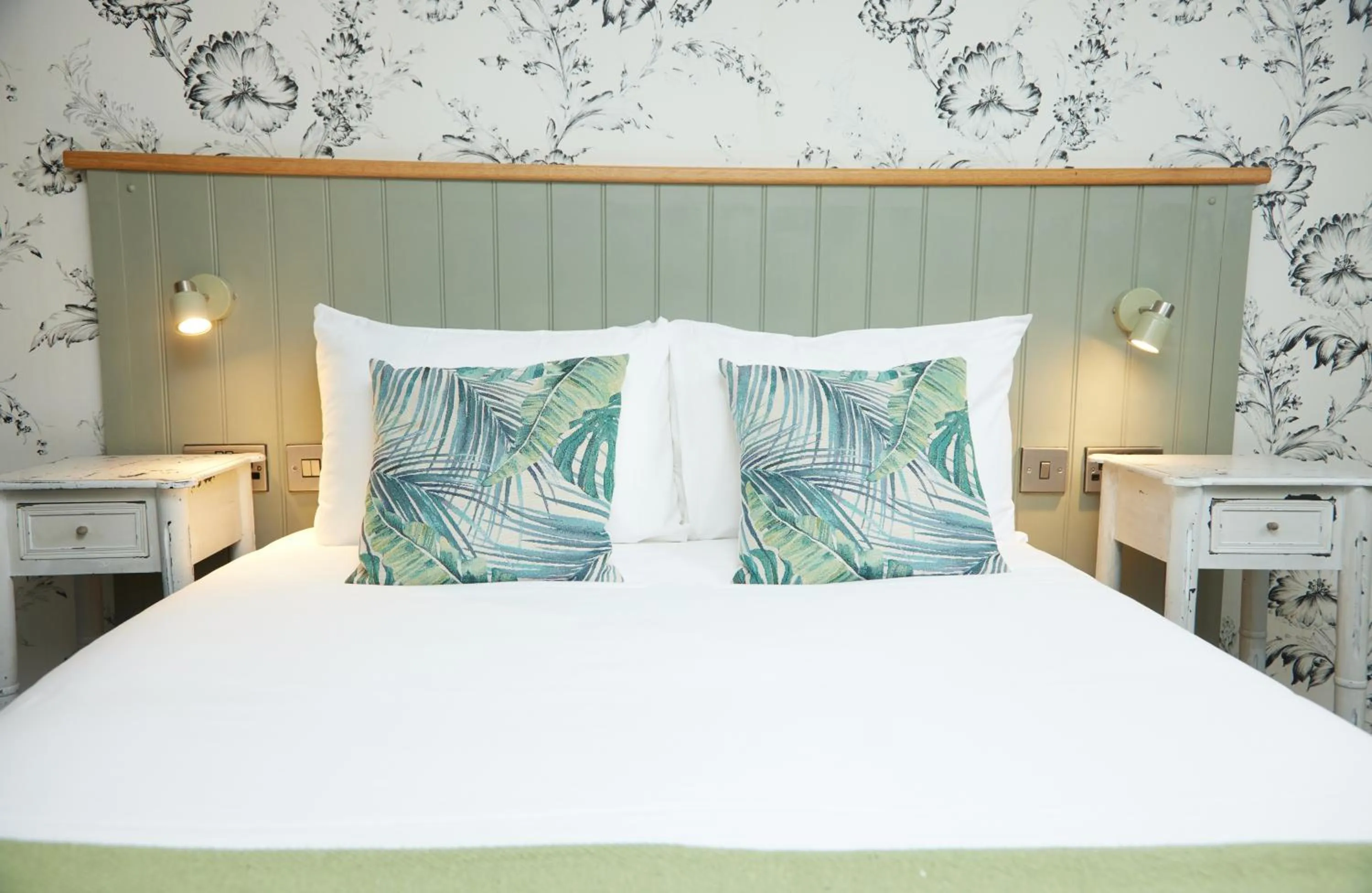 Bedroom, Bed in Castle Inn by Greene King Inns