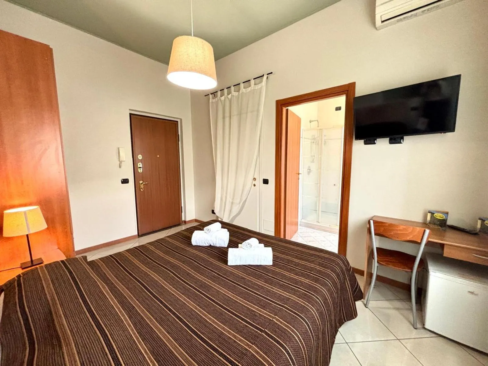 Bathroom, Bed in Residence Oasi Di Monza