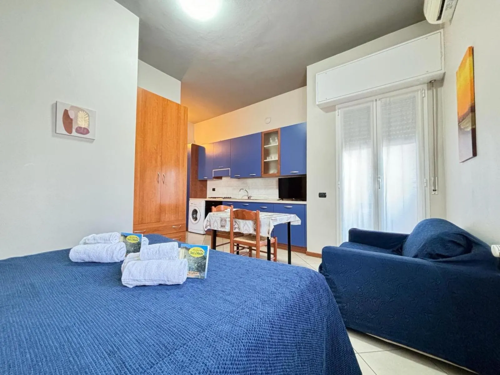 Photo of the whole room, Bed in Residence Oasi Di Monza