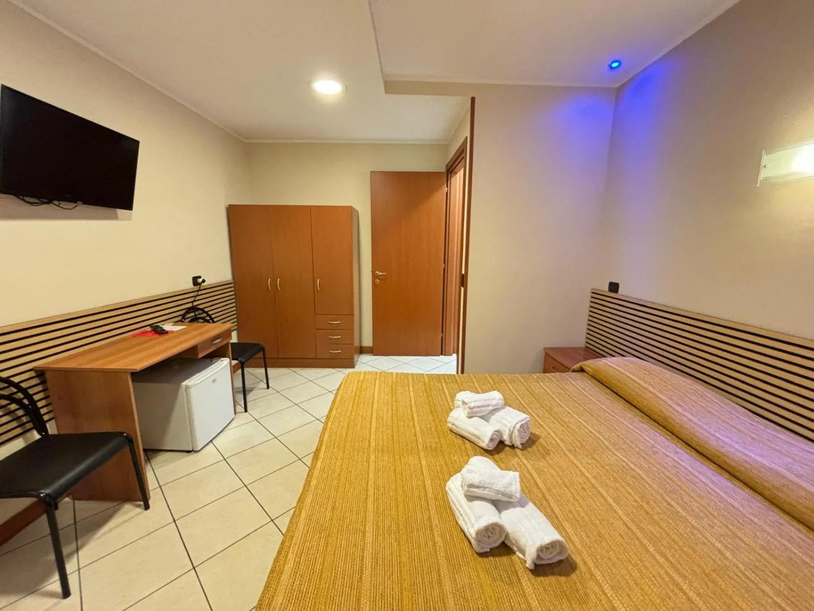 Photo of the whole room, Bed in Residence Oasi Di Monza