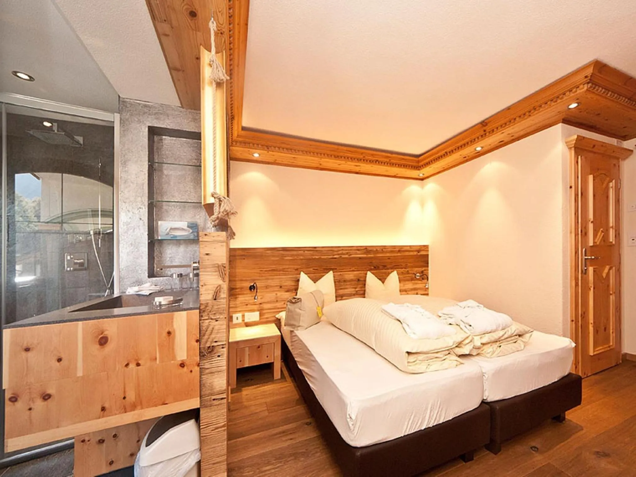 Shower, Bed in Hotel des Alpes